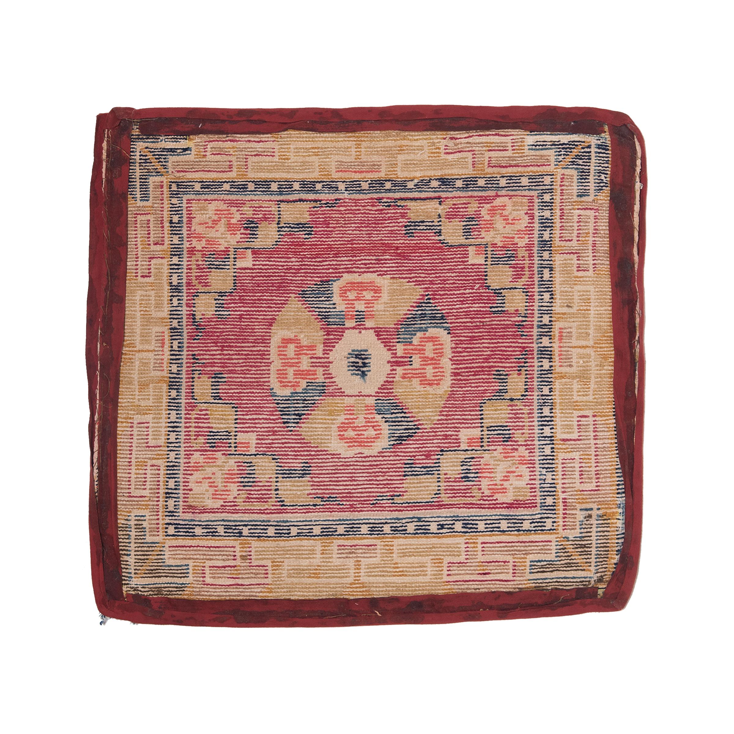 Tintura vegetale Tappeto da meditazione tibetano con medaglione Dorje, 1920 ca. in vendita