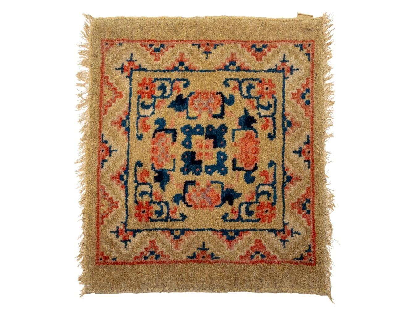 Estera tibetana de meditación, principios del siglo XX, color crema con motivos florales rosas y azules.1' 7