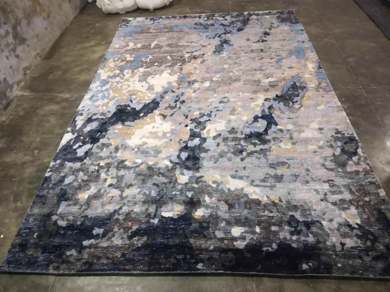 Neuer Teppich mit einem schönen modernen abstrakten Design und blauen, grauen und hellen Farben. Vollständig handgeknüpft mit Seide und Wollsamt auf Baumwollgrund.