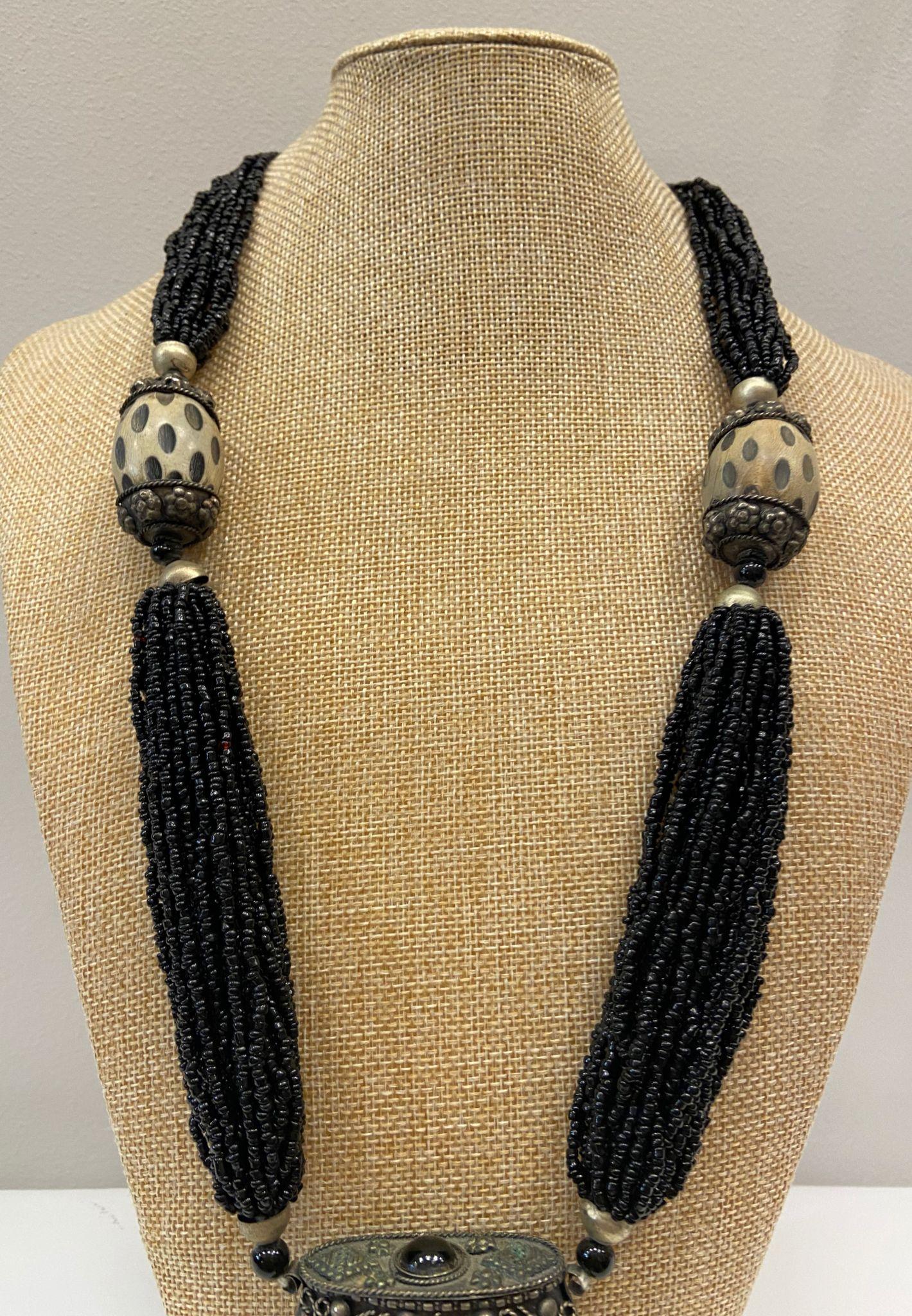 Tibetan necklace made of silver, onyx and bone, 50s In Good Condition For Sale In VALLADOLID, ES
