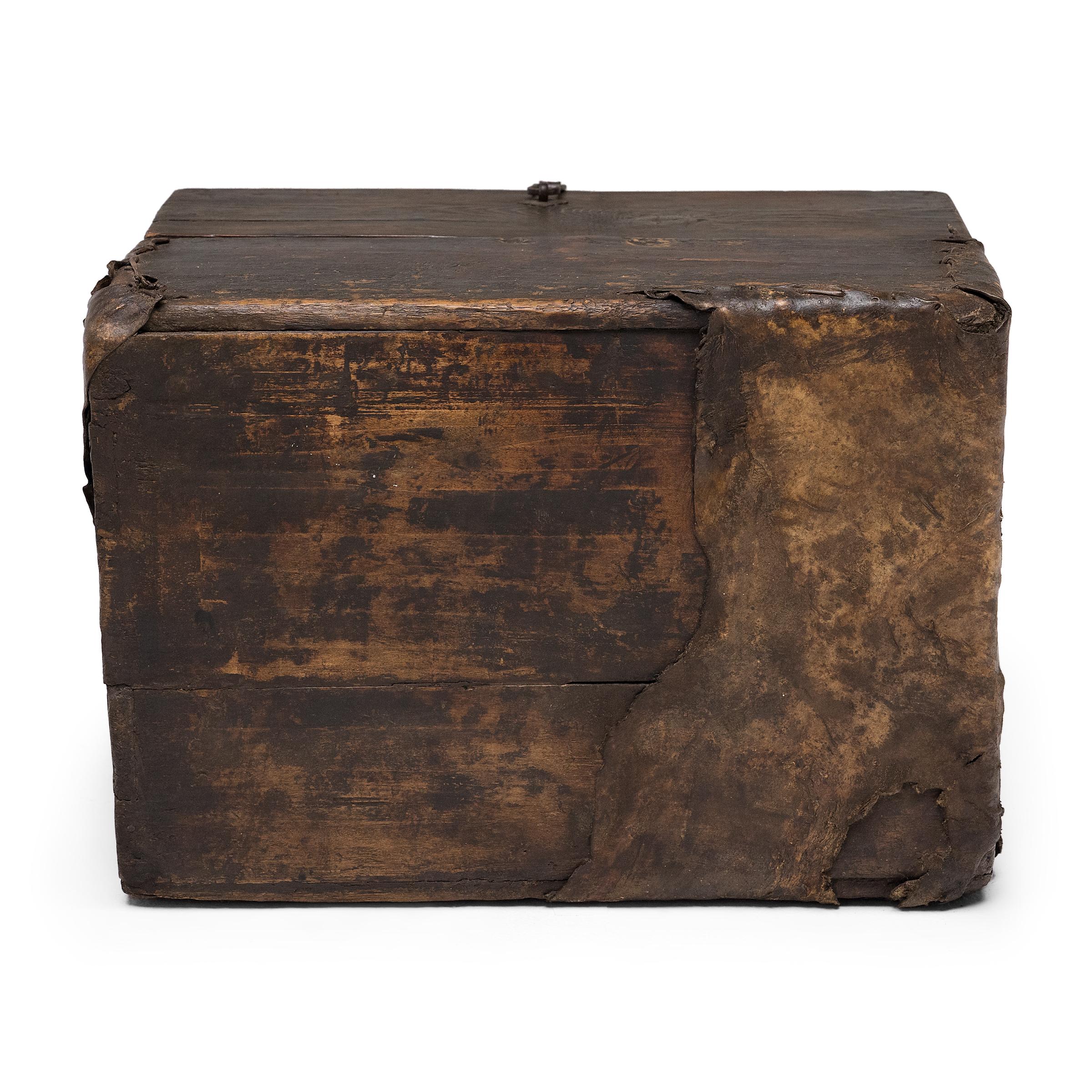 Tibetano Tibetan Nomad's Hide Trunk, c. 1850 in vendita