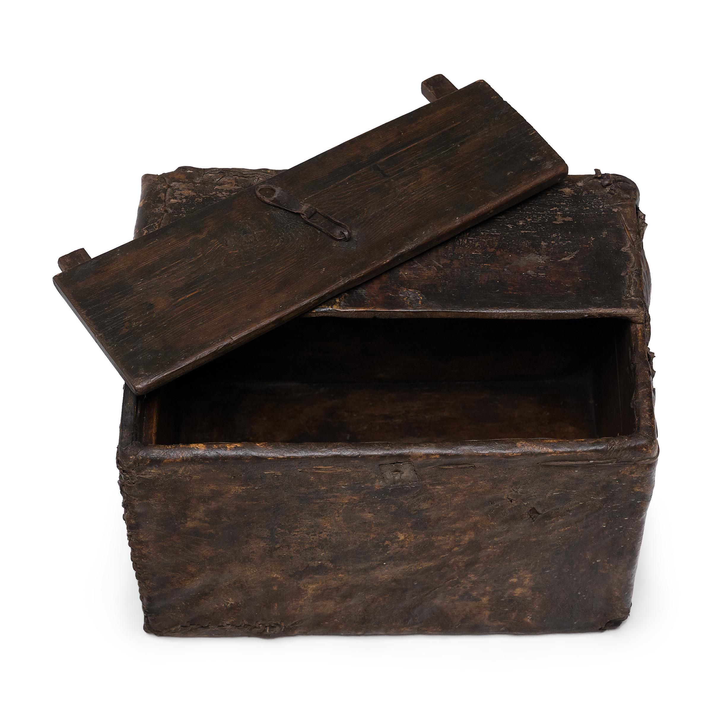 Tibetan Nomad's Hide Trunk, c. 1850 In condizioni buone in vendita a Chicago, IL