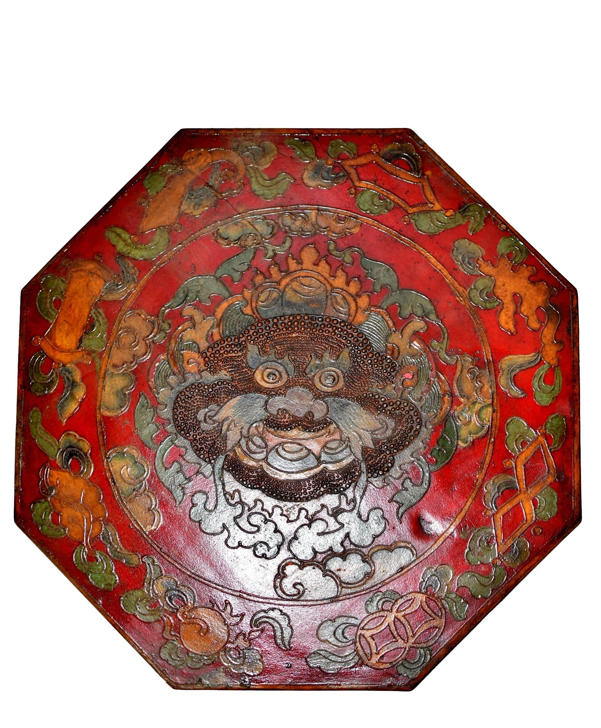Cette boîte spéciale est conçue selon la théorie du Feng Shui. Un octogone est censé avoir la meilleure capacité à rassembler toutes les énergies positives. Neuf:: le chiffre le plus favorable du Feng Shui:: est le nombre de sections en lesquelles