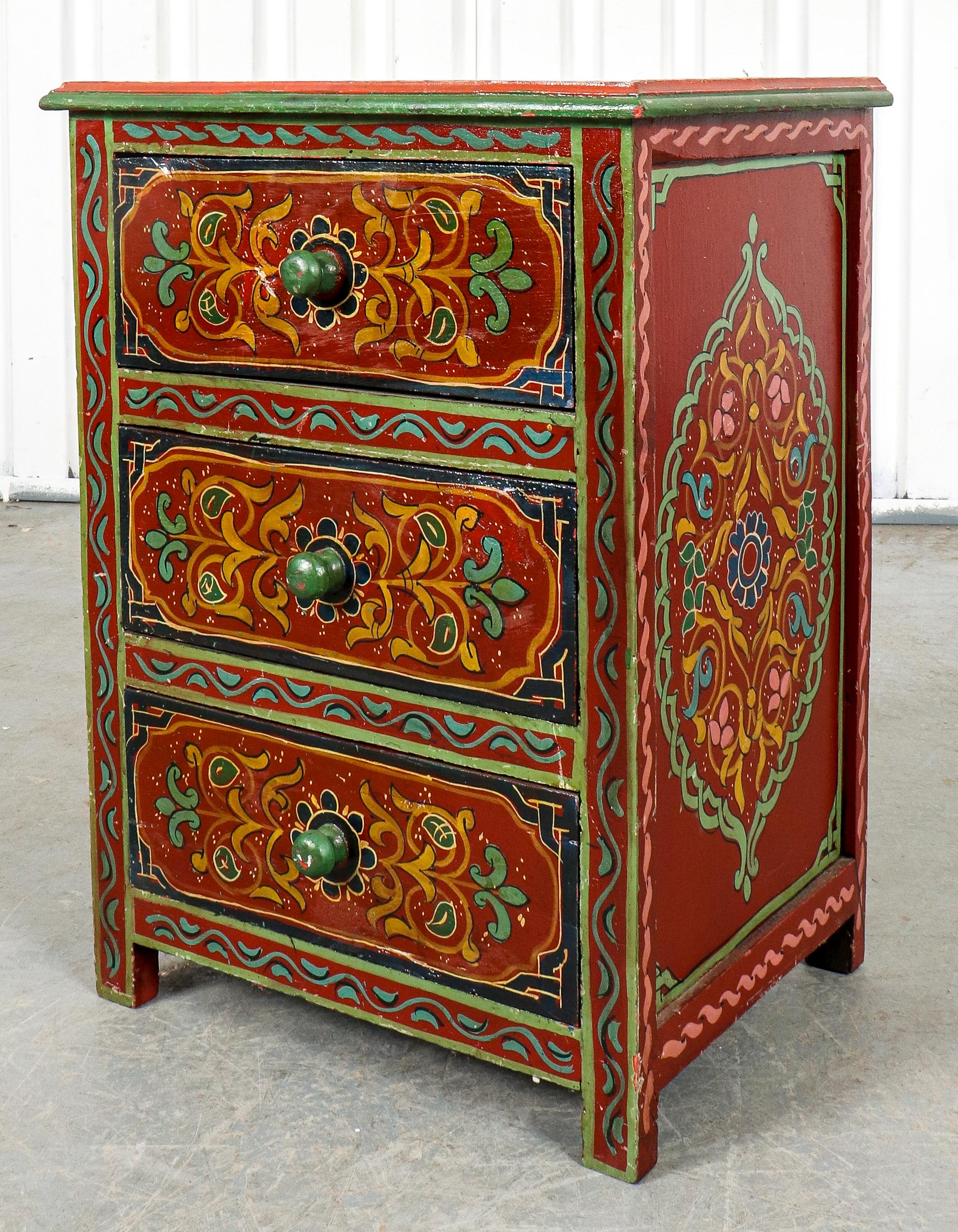 Tibetische bedekorierte Kommode mit Tibetischer Farbe (20. Jahrhundert) im Angebot