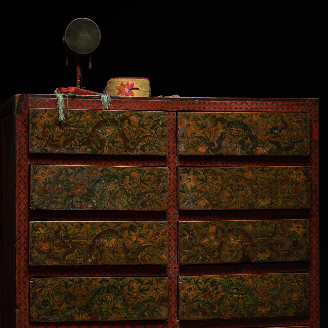 Cassettiera con drago tibetano dipinto, 1850 ca. in vendita 1