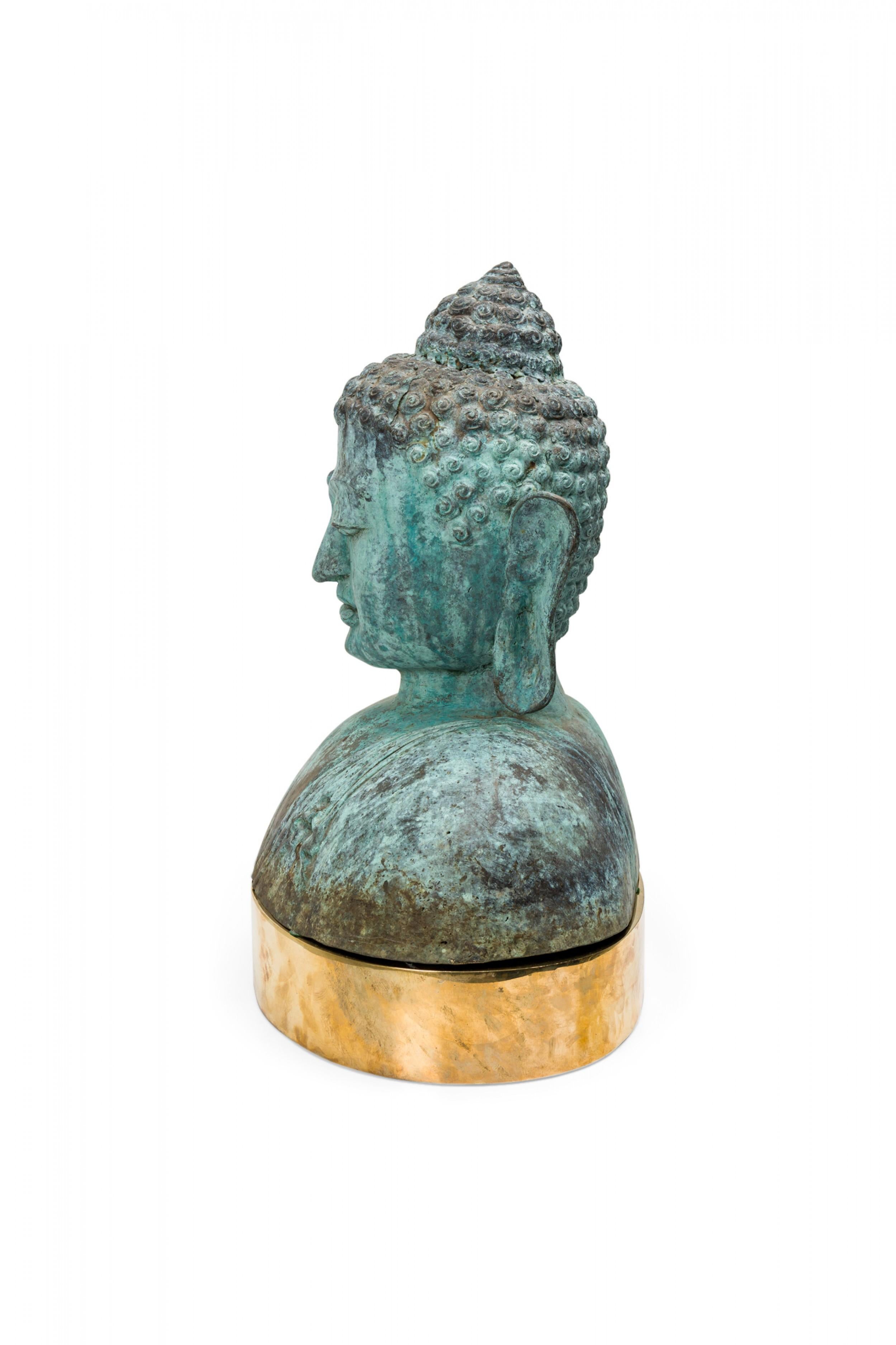 Tibétain Buste de Bouddha tibétain en bronze patiné et laiton en vente