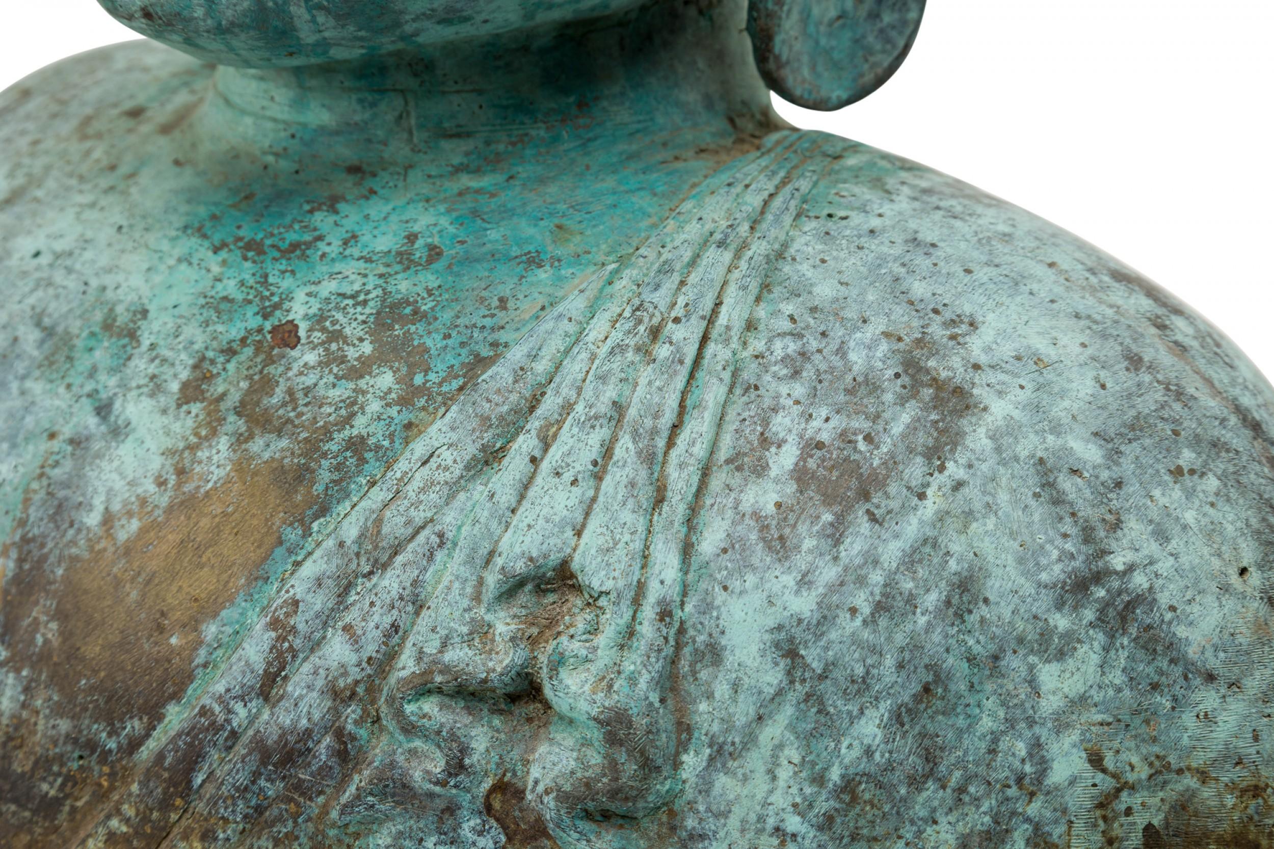 Métal Buste de Bouddha tibétain en bronze patiné et laiton en vente