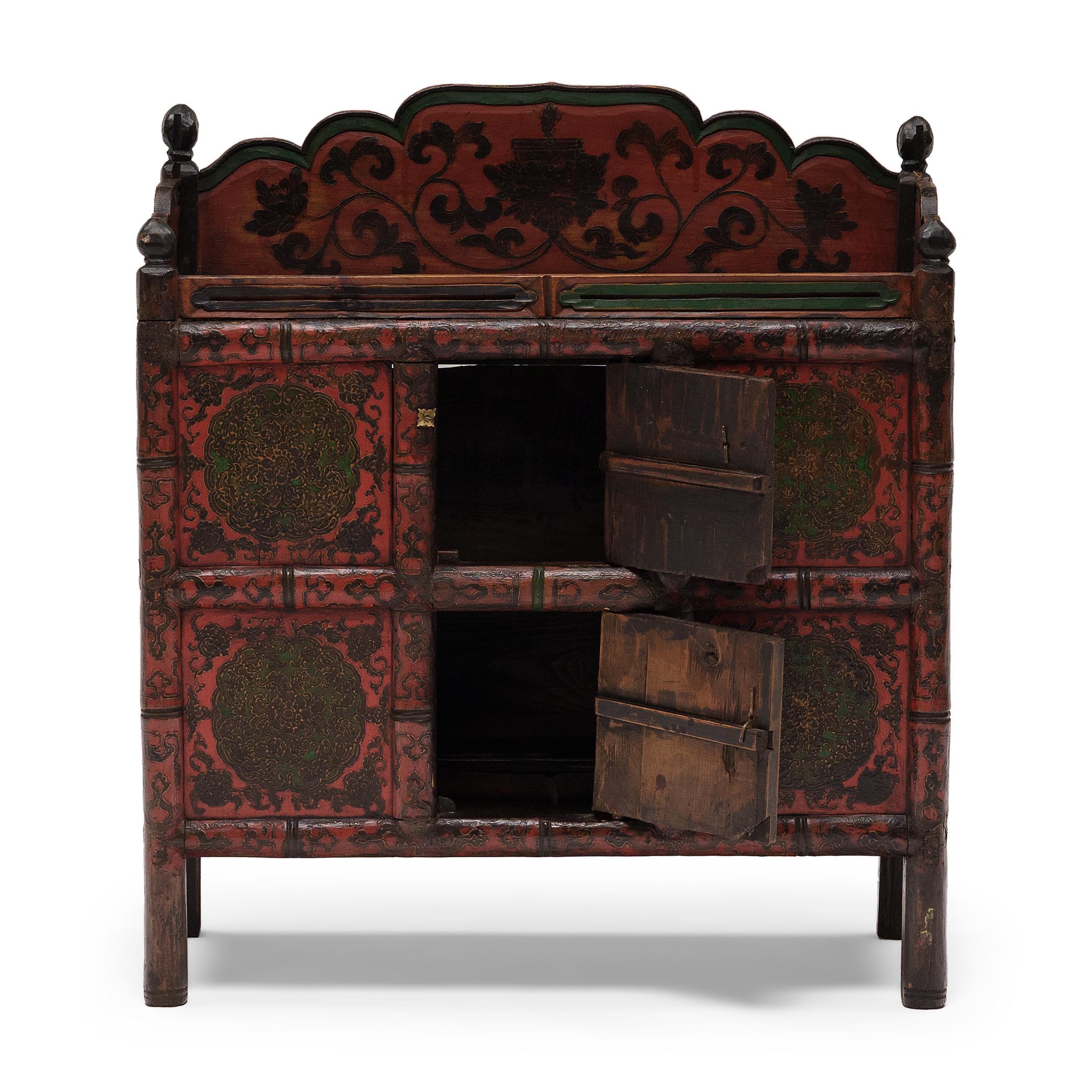 Ce meuble bas inhabituel du XIXe siècle est une forme particulière de mobilier tibétain connue sous le nom de pegam ou coffre à livres. Utilisées dans les chambres personnelles des moines tibétains ou comme surface d'autel dans les espaces de
