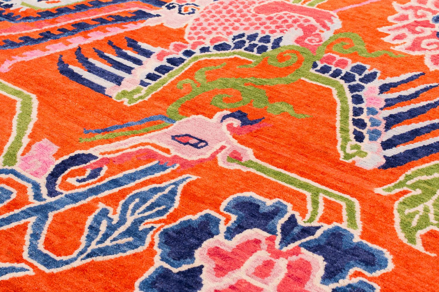 Pareja de Alfombras Tibetanas de Fénix y Accesorio Floral Naranja de Joseph Carini Anudado a mano en venta