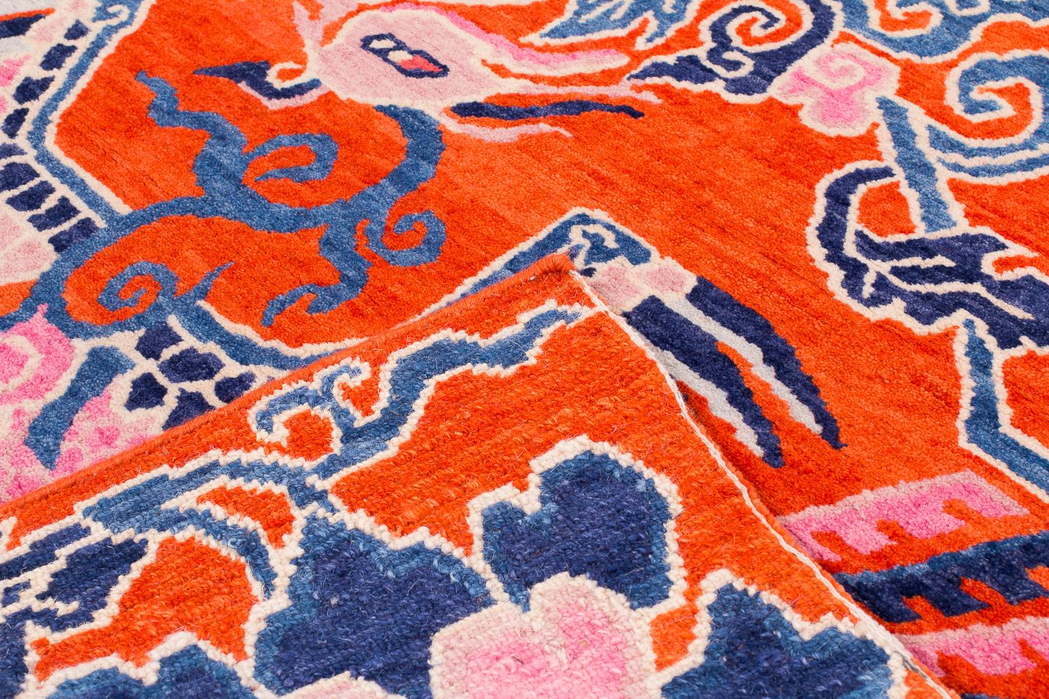 Pareja de Alfombras Tibetanas de Fénix y Accesorio Floral Naranja de Joseph Carini Lana en venta