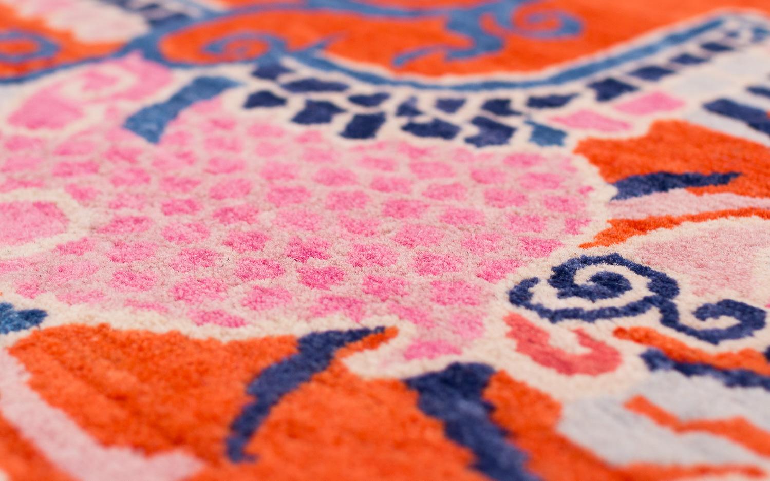 Pareja de Alfombras Tibetanas de Fénix y Accesorio Floral Naranja de Joseph Carini en venta 2