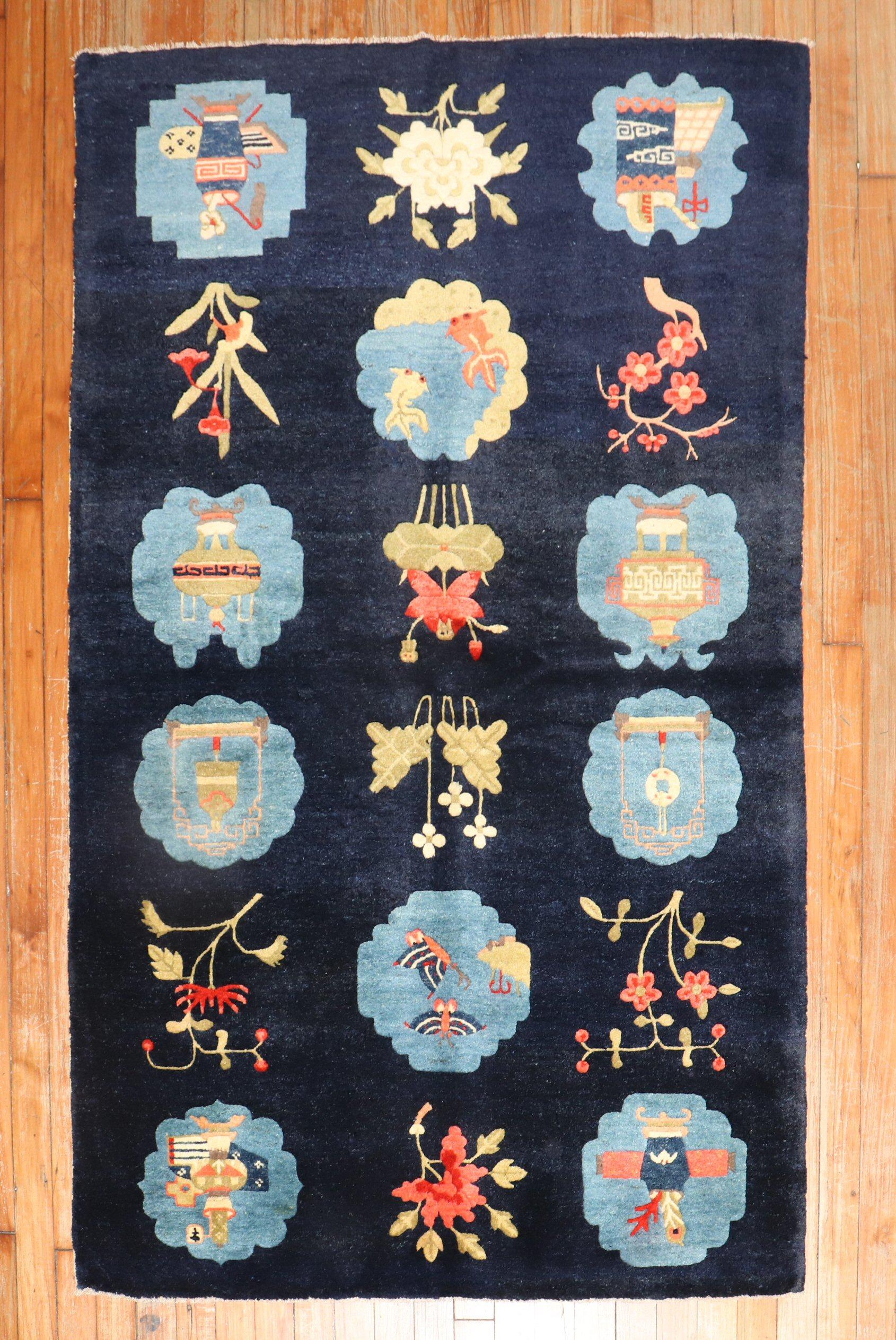 Tapis tibétain à motifs picturaux de taille dispersée, datant du deuxième quart du XXe siècle.

Mesure : 3'5'' x 5'6''.