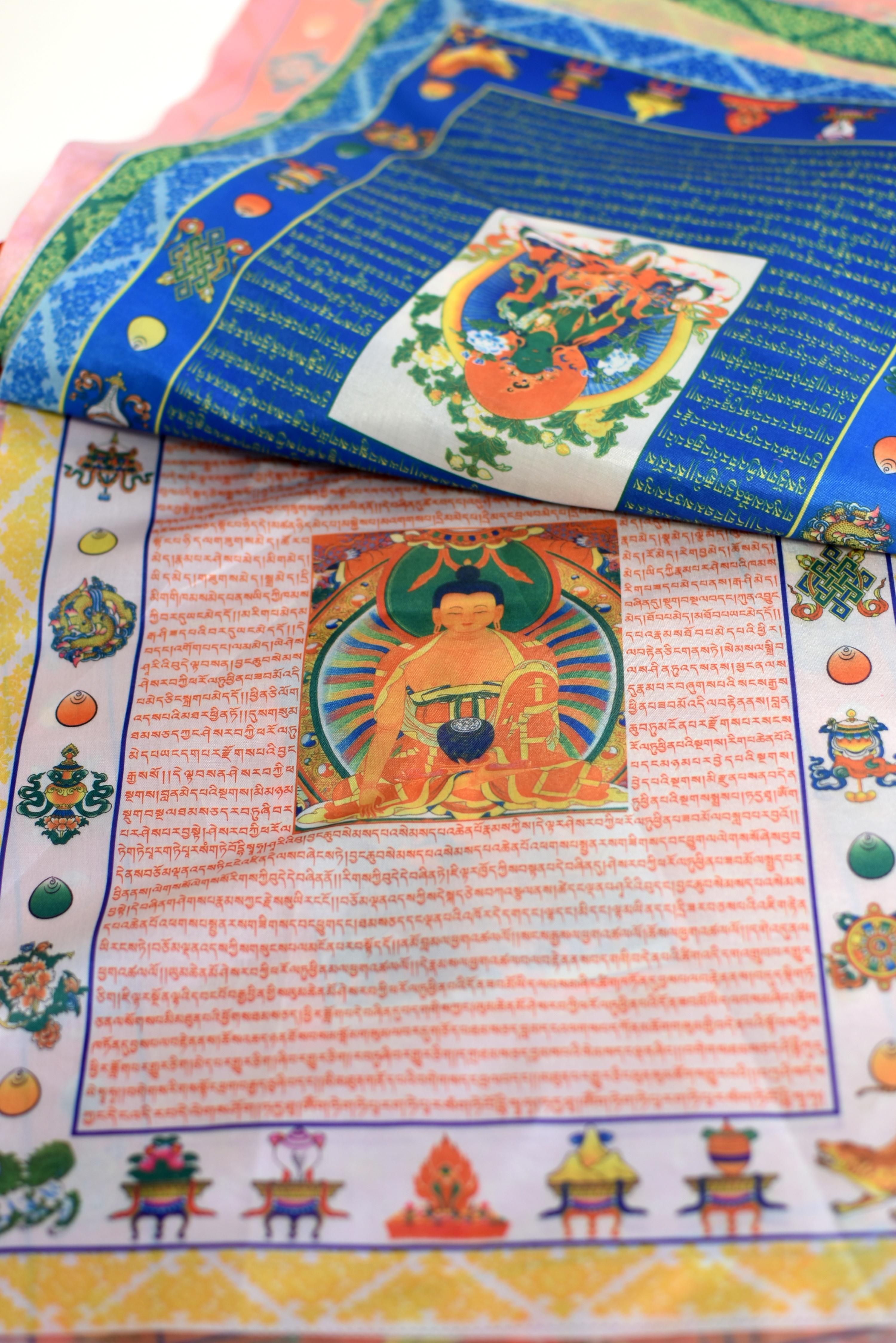 Tibetische Schutzfahne Tara Ghau und Gebetsfahne (20. Jahrhundert) im Angebot