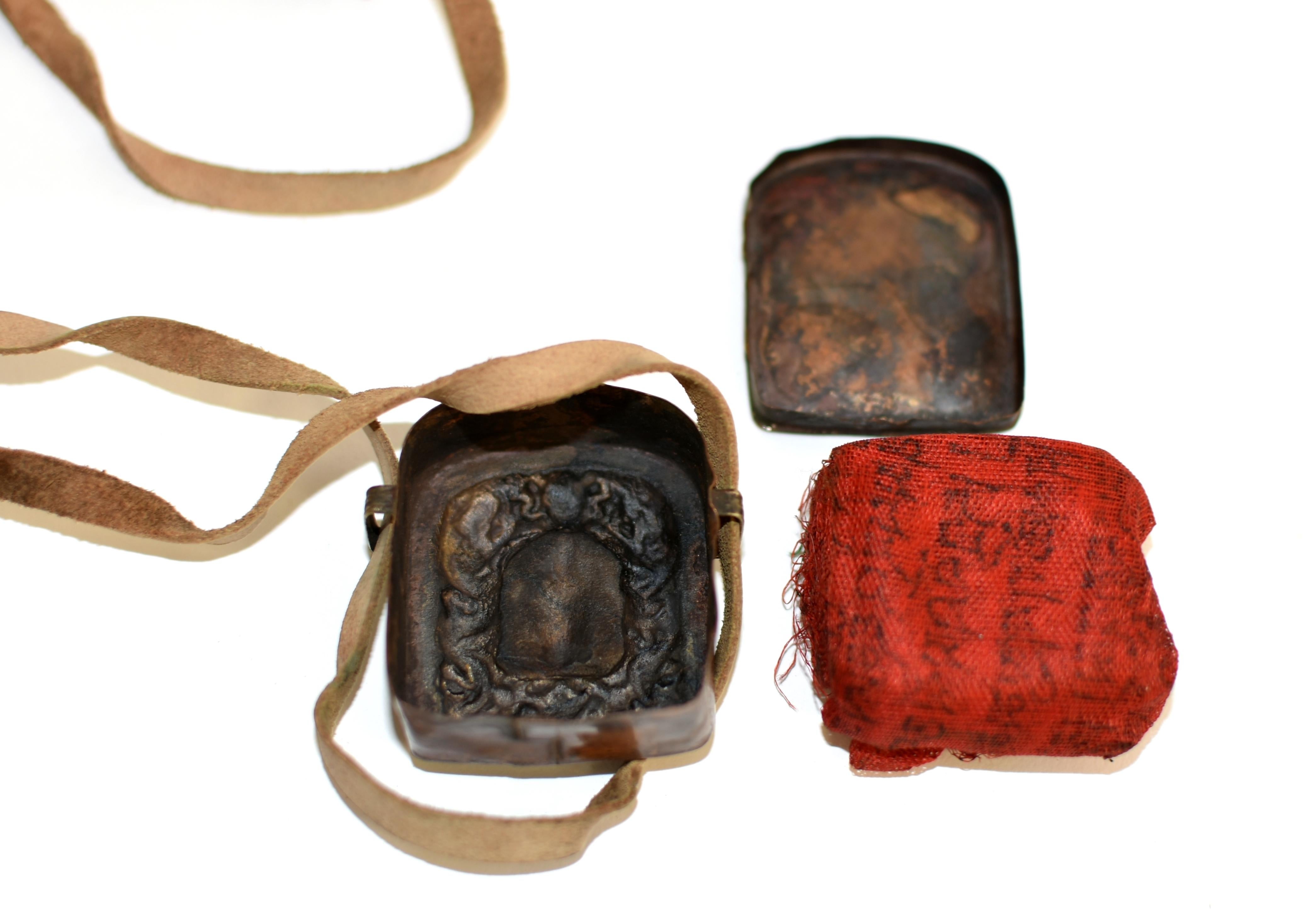 Tibetische Schutz-Fahne und Phurba aus Amuletten im Angebot 9