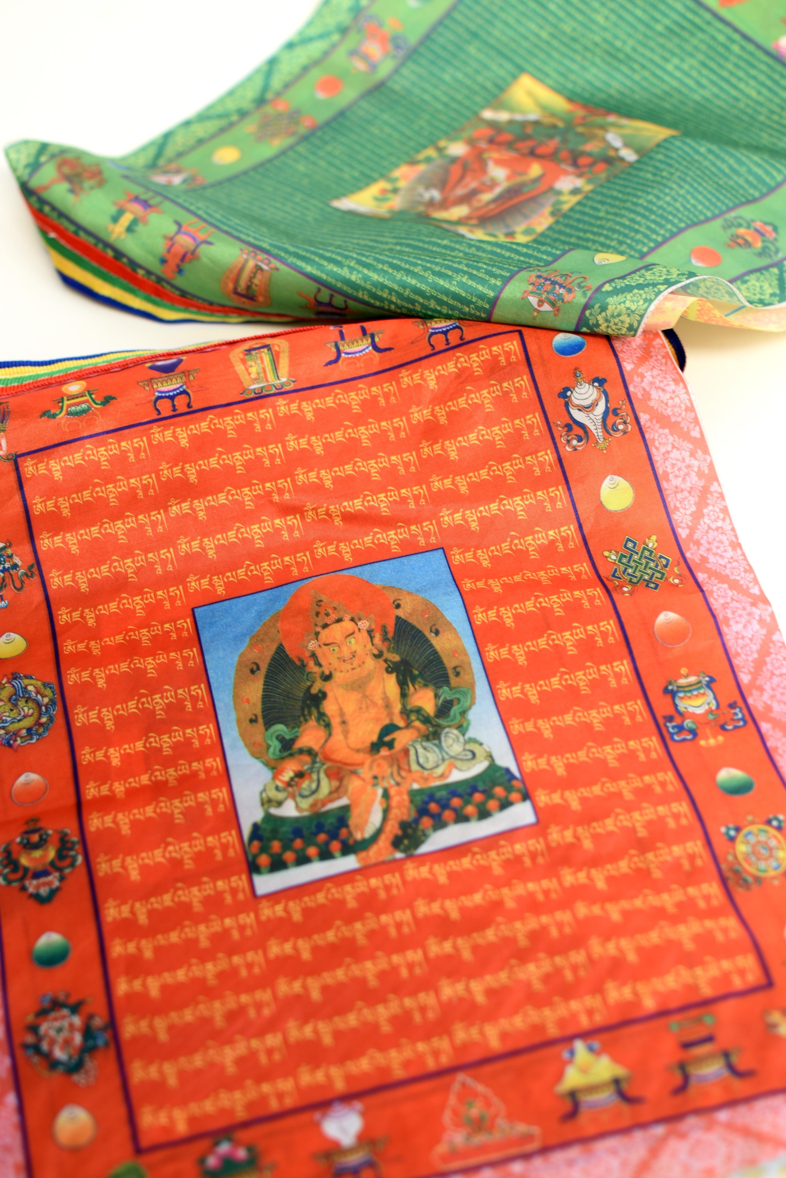 Tibetische Schutz-Fahne und Phurba aus Amuletten im Angebot 11