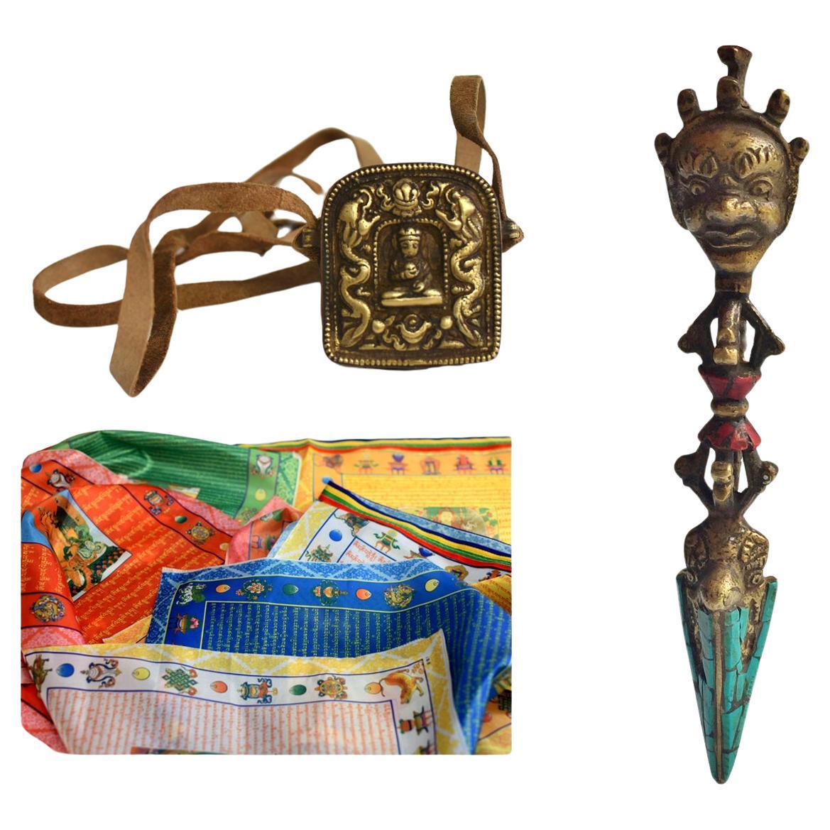 Tibetische Schutz-Fahne und Phurba aus Amuletten