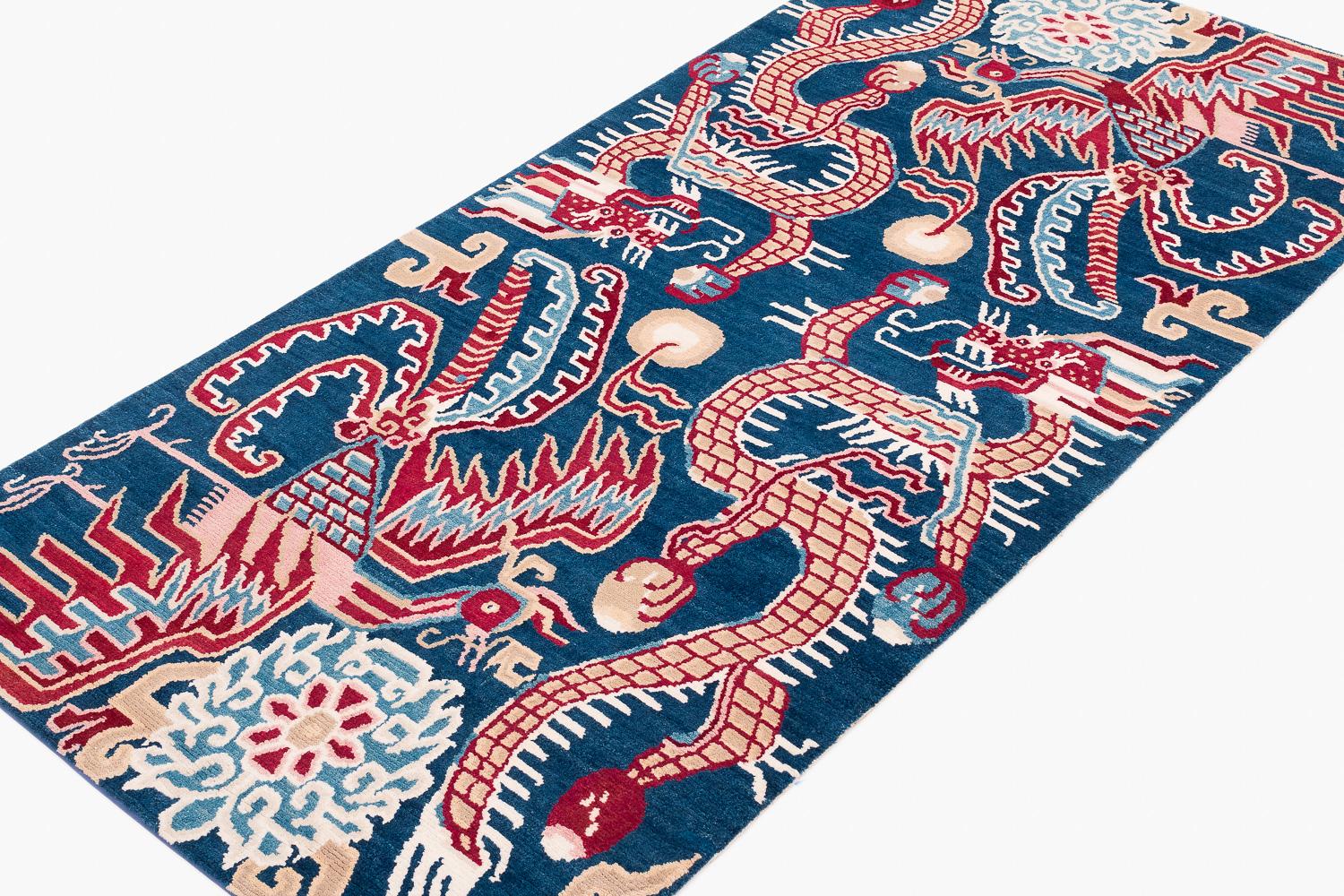 Inspirada en antiguos diseños tibetanos, esta alfombra más pequeña forma parte de la colección de alfombras 3x6s de Joseph Carini. Notable por su hermoso campo azul índigo y su expresivo diseño colorido, esta alfombra arrojadiza accesoria podría