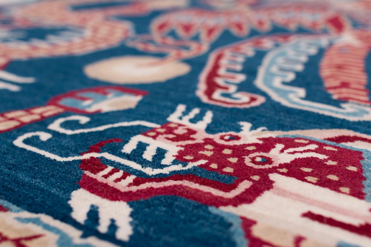 Alfombra de lana tibetana roja y azul Phoenix Dragon Accessory by Joseph Carini Siglo XXI y contemporáneo en venta