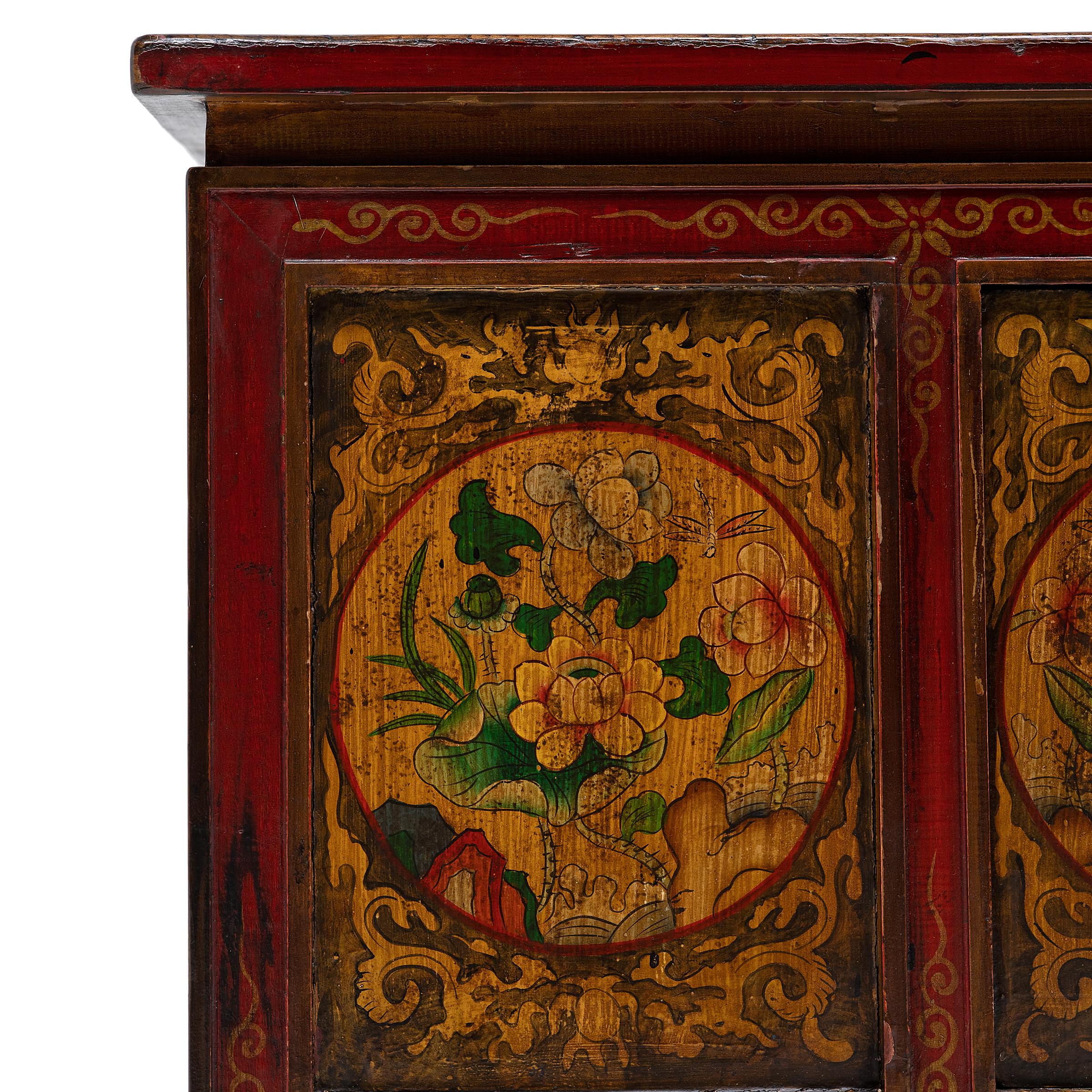 Bois Meuble de rangement tibétain peint en rouge et or, vers 1900 en vente