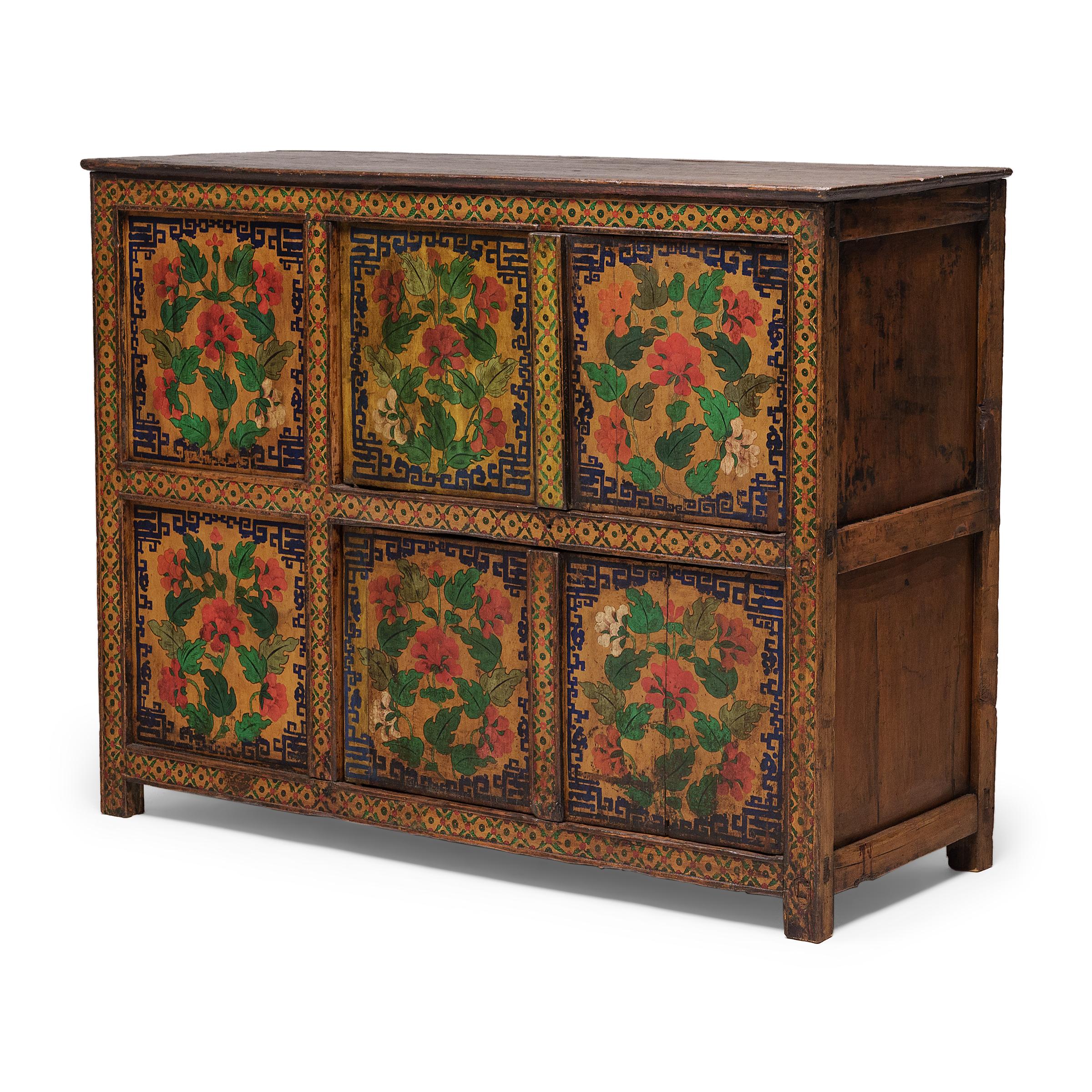 Tibetischer rot-goldener Blütenschrank aus Tibet, um 1900 (Lackiert)
