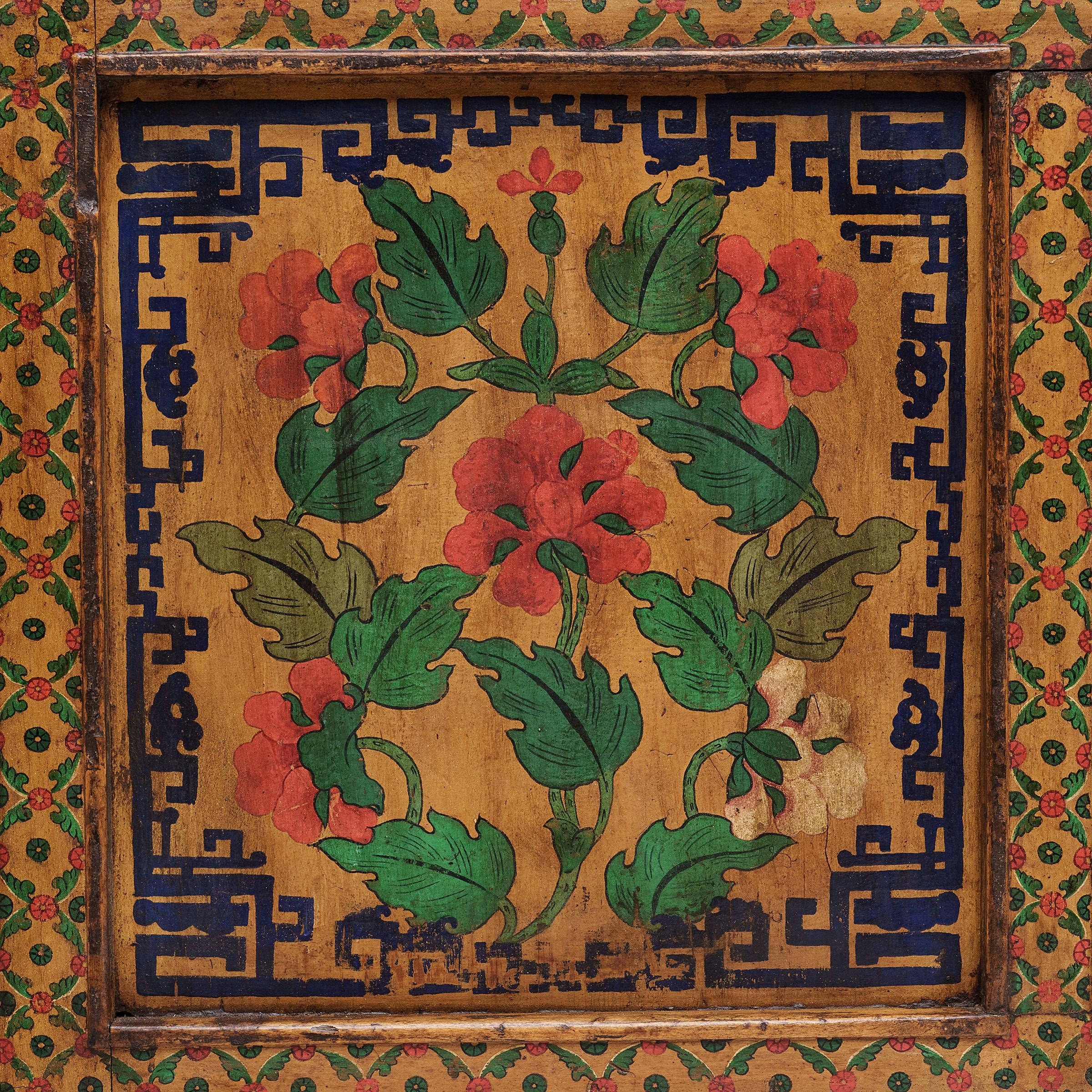 Tibetischer rot-goldener Blütenschrank aus Tibet, um 1900 im Zustand „Gut“ in Chicago, IL