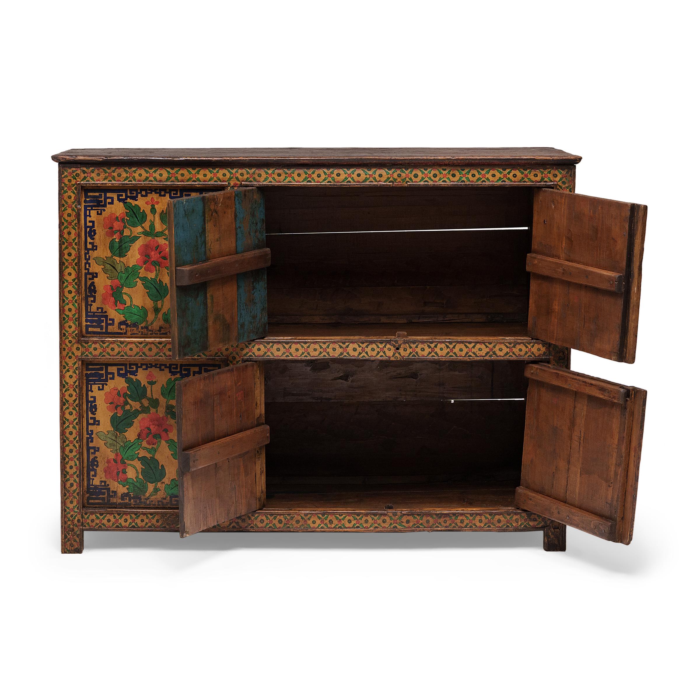 Tibetischer rot-goldener Blütenschrank aus Tibet, um 1900 (20. Jahrhundert)