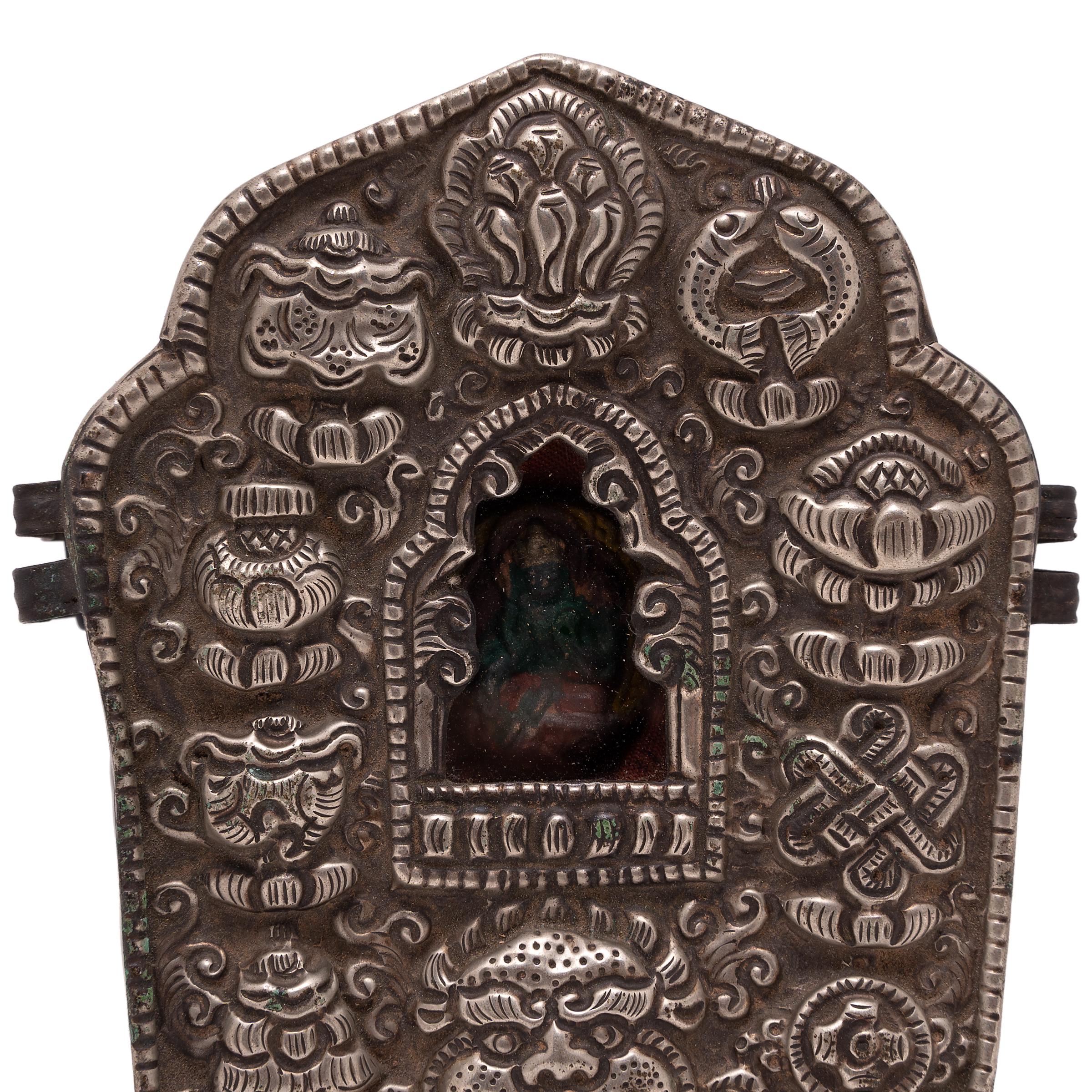 Sanctuaire itinérant tibétain en repoussé, vers 1850 Bon état - En vente à Chicago, IL