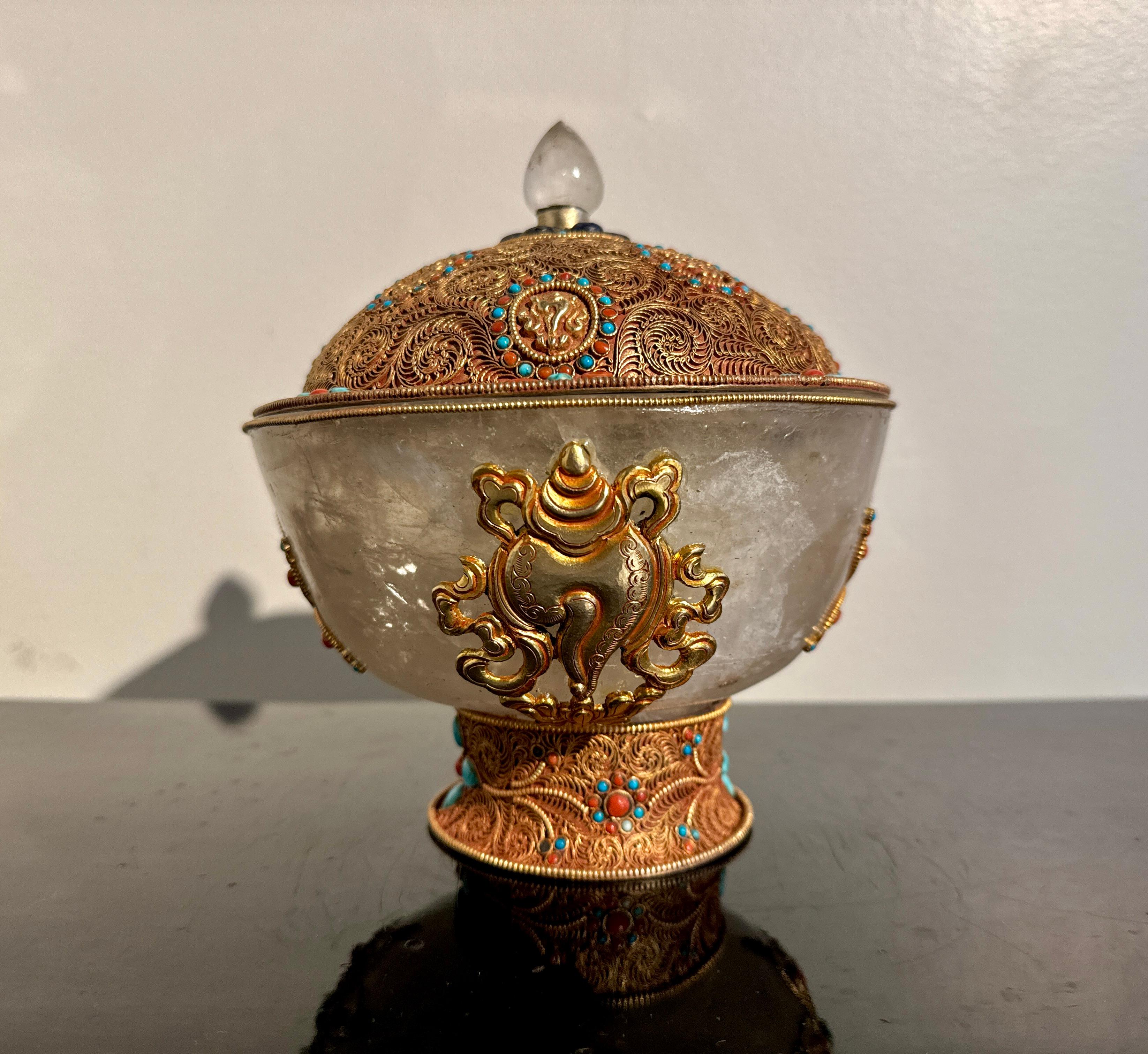XXI secolo e contemporaneo Ciotola rivestita in cristallo di rocca tibetano con montature in filigrana d'argento dorato, moderna in vendita