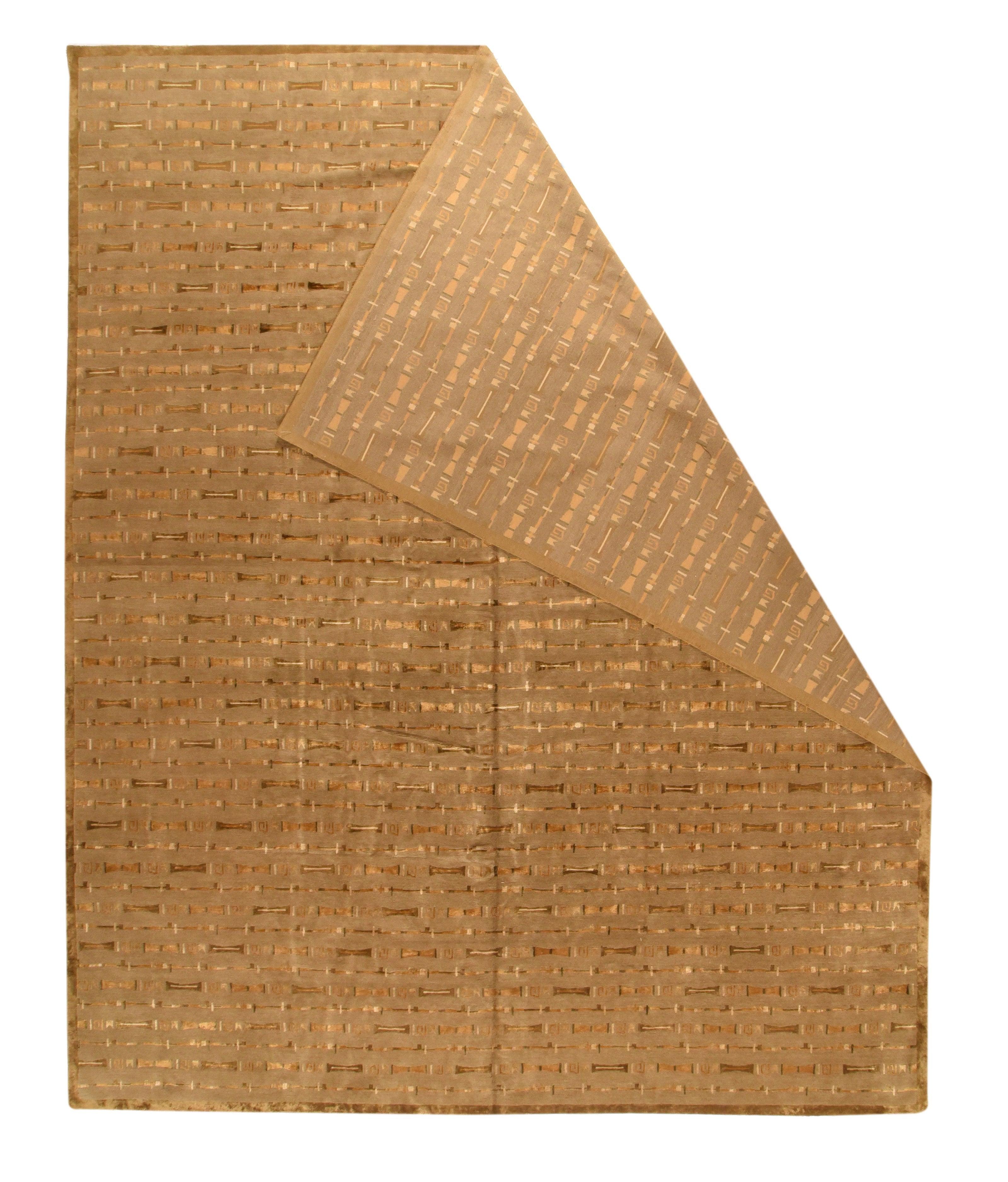 Tibetischer Teppich 12'0'' x 14'10''. Dieser im Grunde randlose, raumhohe Teppich zeigt Reihen von Stakkato-Ornamenten in goldenen, cremefarbenen und roten Tönen auf einem neutralen braunen Feld. Die eigentlichen Ornamente sind identisch, aber die