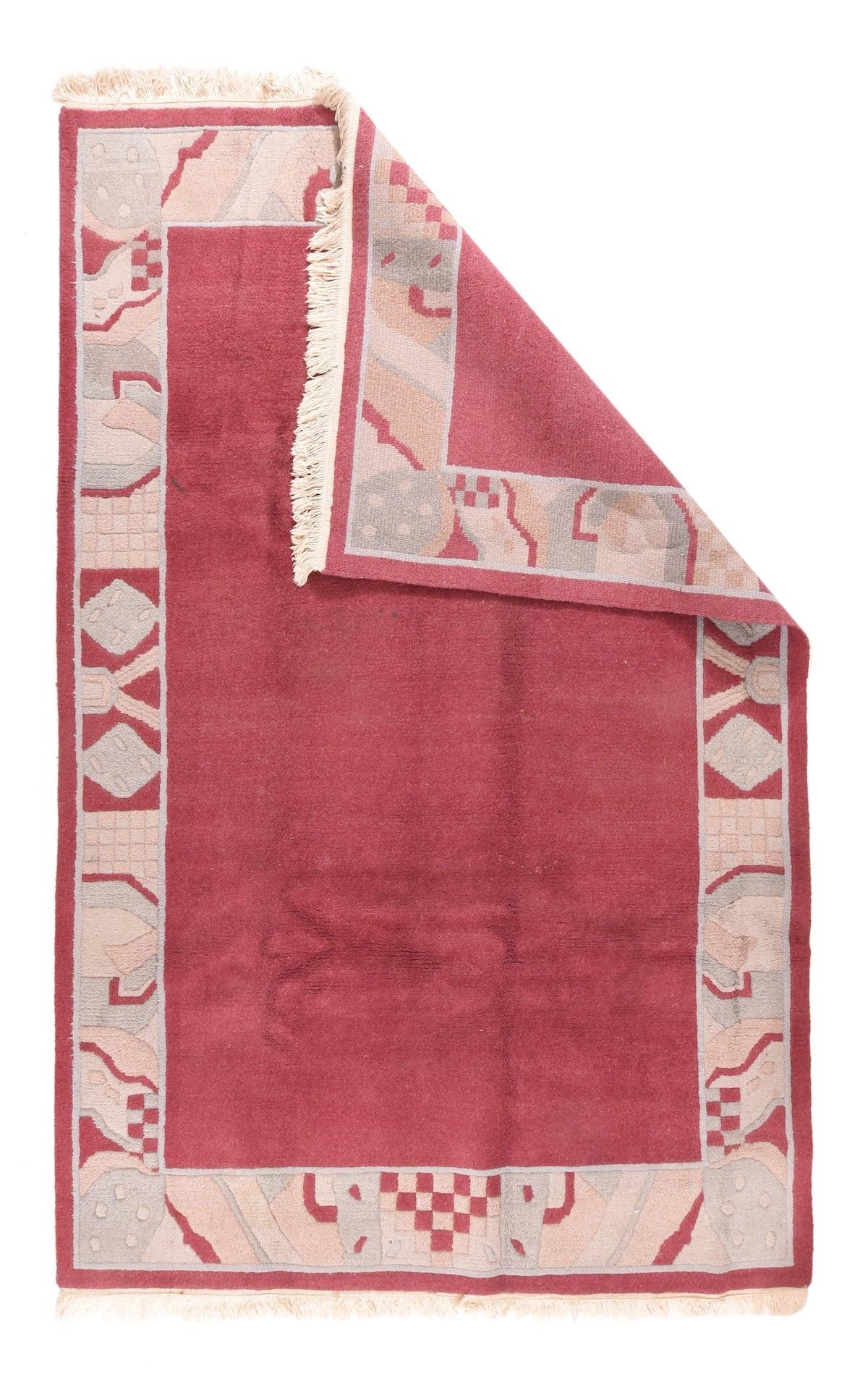 Tapis tibétain 6'6'' x 9'9''. Le champ cramoisi, clair et ouvert, est encadré par une bordure d'échiquiers, de losanges et d'autres formes abstraites dans des tons pastel. Découpe des contours des éléments de la conception. Base en coton, tissage