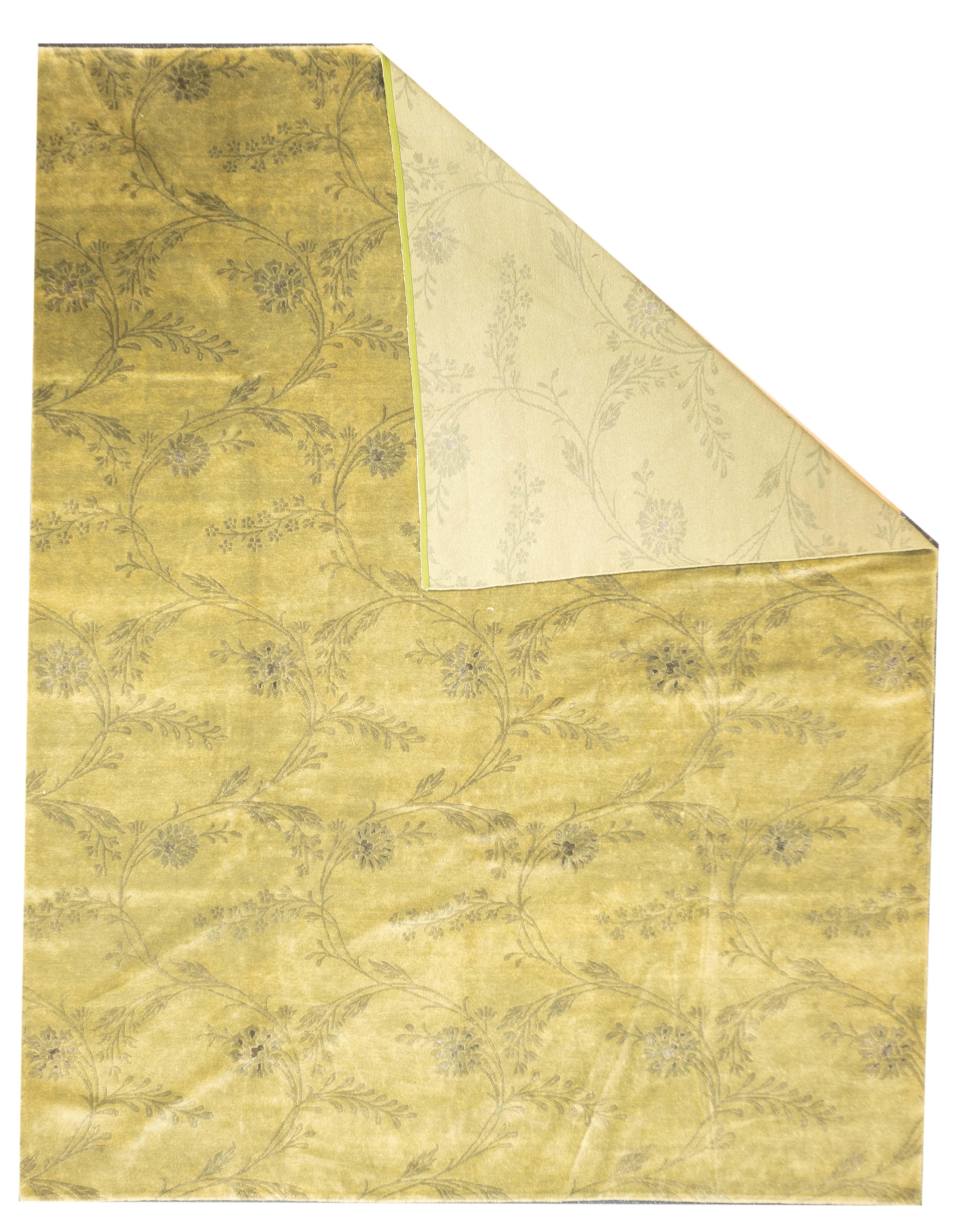 Tapis tibétain 9'2'' x 11'9''. Les tapis de la région du plateau, généralement de petite taille, avec des motifs de dragons, tantriques et allover. Couleurs vives. Les plus anciens sont entièrement en laine, plus tard avec des trames en coton.