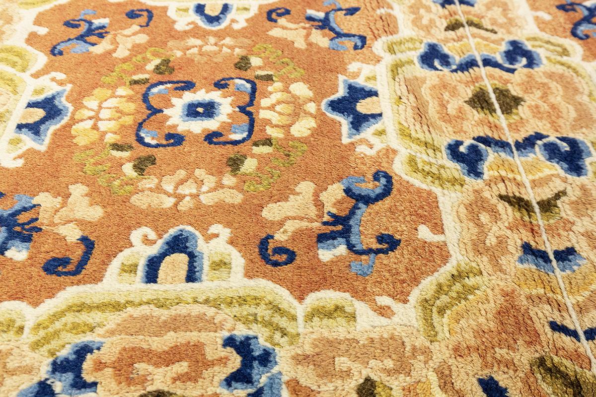 Un antico tappeto tibetano
Il campo con due pannelli quadrati ciascuno con fiori aperti  bande di nuvole e spruzzi floreali. In una cornice di nubi e di onde marine  confine. Questo tappeto ha un pelo pieno e una qualità di lana morbida. Ottima