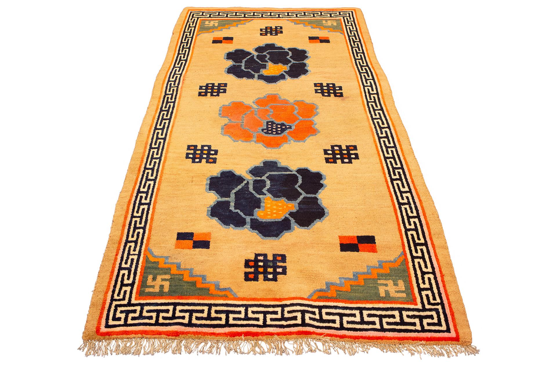 Questo squisito tappeto tibetano è una splendida incarnazione dell'arte culturale e della maestria artigianale, progettato per catturare i sensi ed evocare il misticismo della regione himalayana. Con una dimensione di 92 x 165 cm, questo pezzo