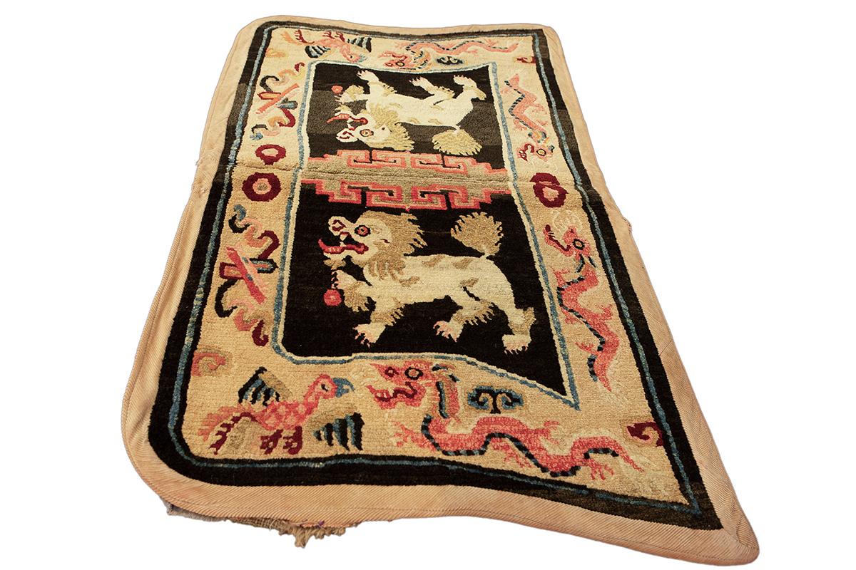 Abbraccia il misticismo dell'arte tibetana con questo affascinante tappeto Fu Dog, che misura 98 × 57 cm (3' 2