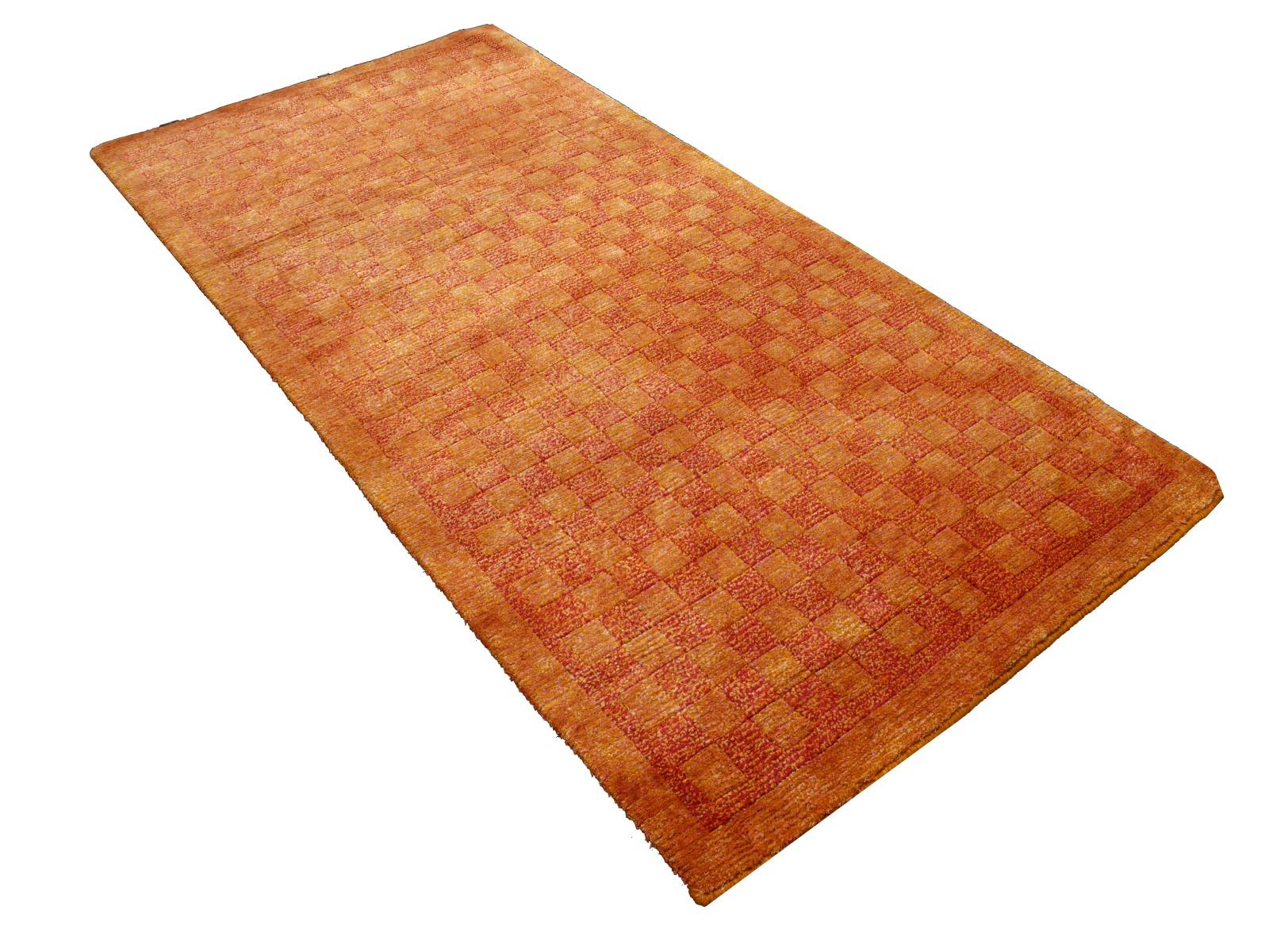 Un étonnant tapis tibétain en forme de damier.
Ce motif traditionnel de tapis en damier se trouve généralement sur des tapis anciens appelés Khaden. Il s'agit d'un tapis de petite taille, d'environ 3 x 6 pieds, qui était utilisé au Tibet pour
