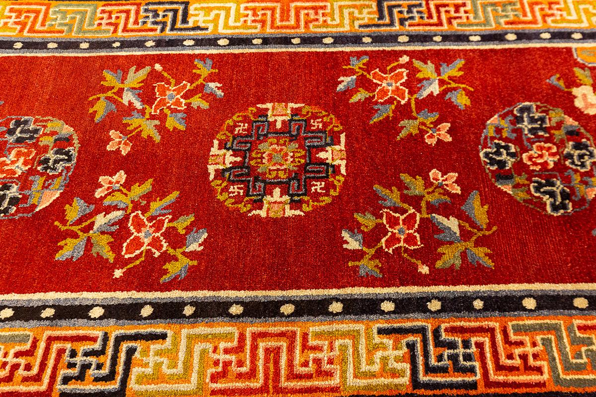 Tibétain Tapis tibétain Champ rouge Symbolisme spirituel en vente