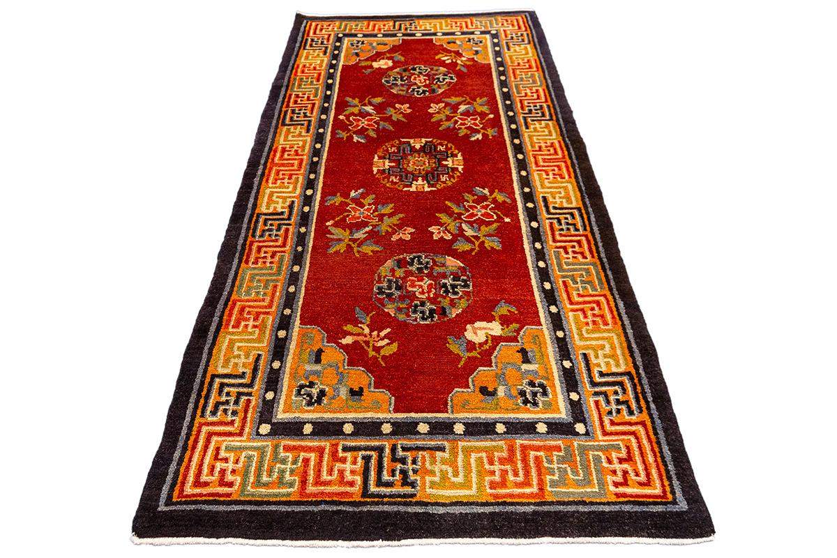 Tibétain Tapis tibétain Champ rouge Symbolisme spirituel en vente