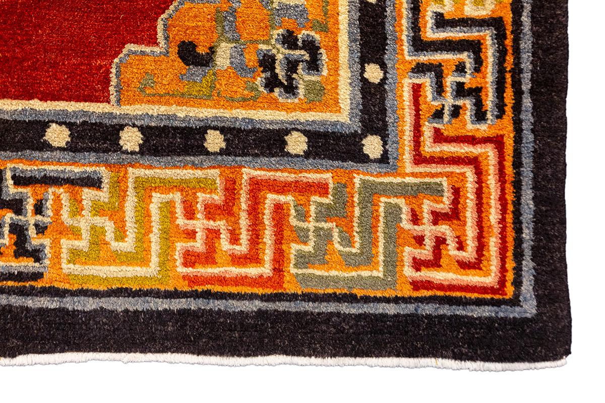 Noué à la main Tapis tibétain Champ rouge Symbolisme spirituel en vente