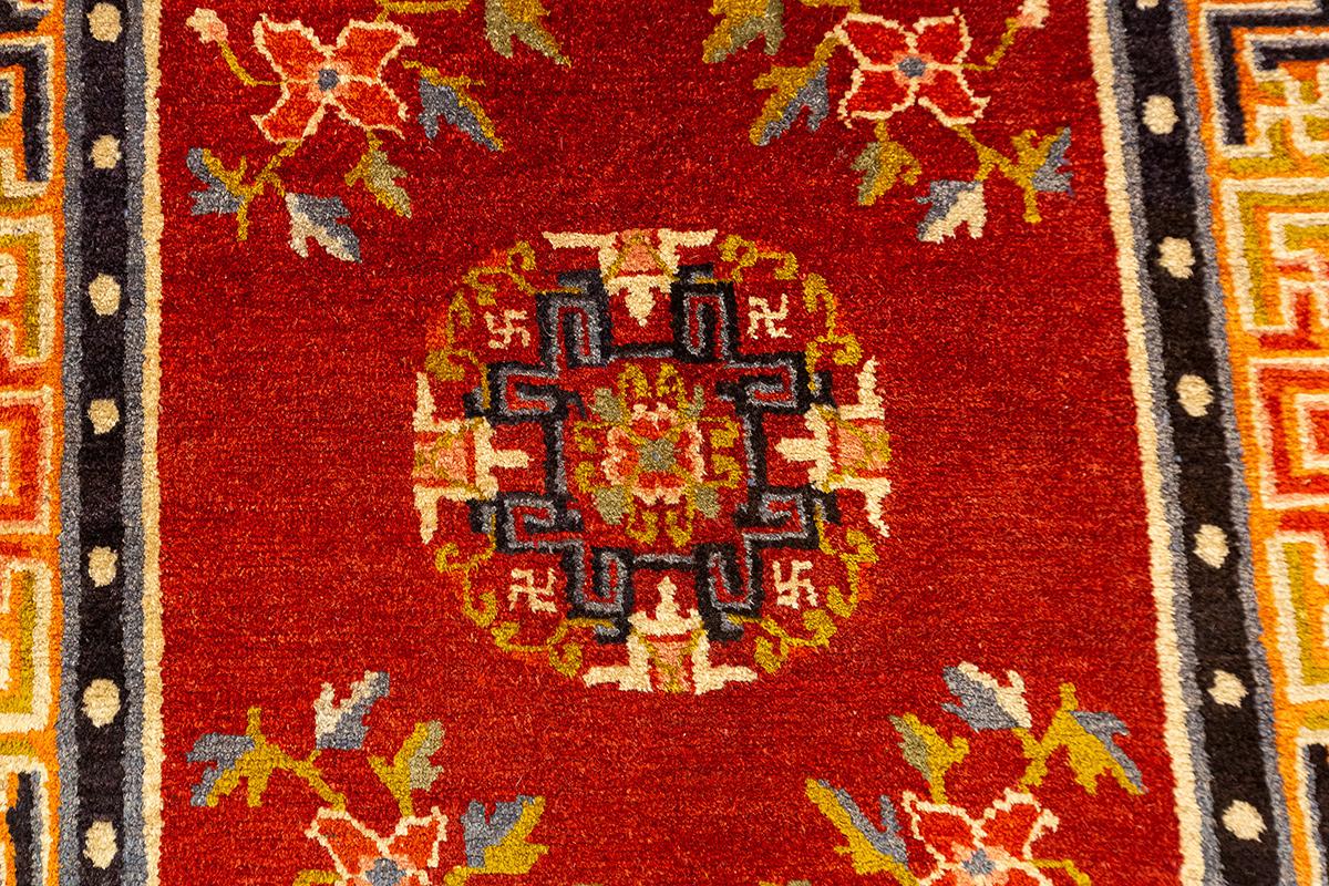 Tapis tibétain Champ rouge Symbolisme spirituel Bon état - En vente à Ferrara, IT
