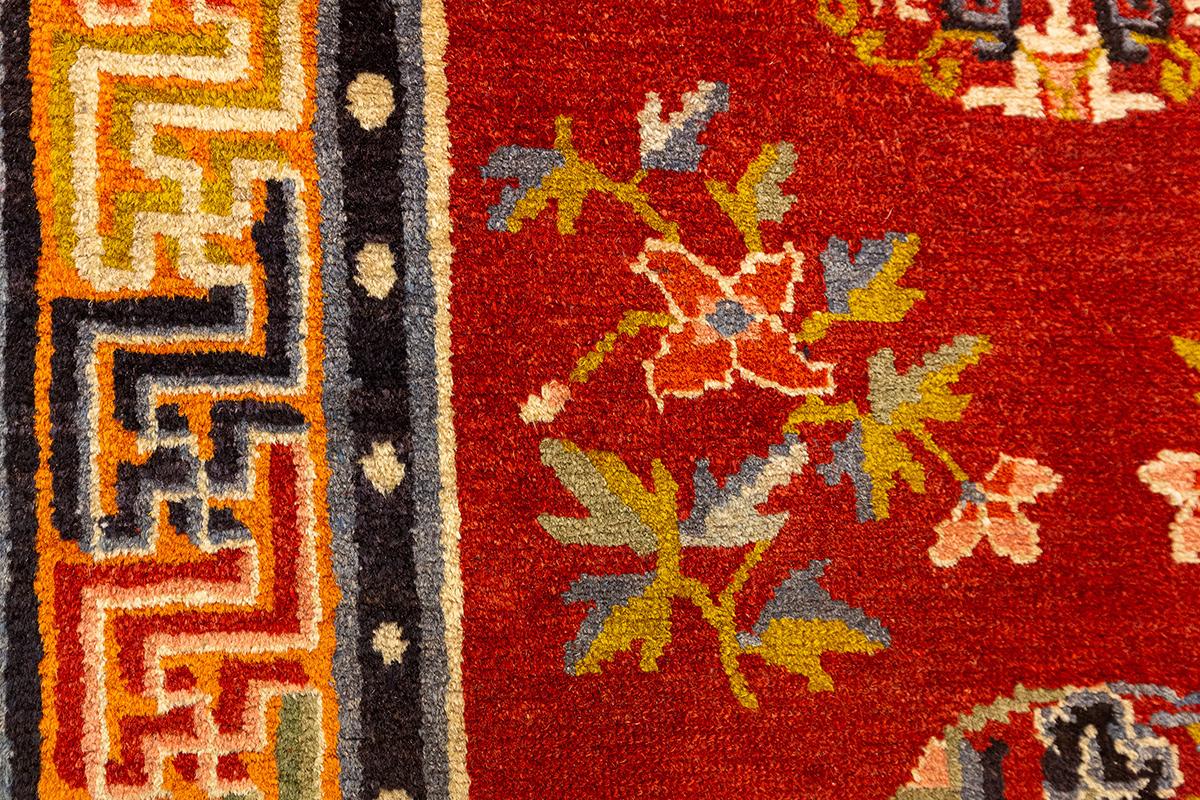 20ième siècle Tapis tibétain Champ rouge Symbolisme spirituel en vente