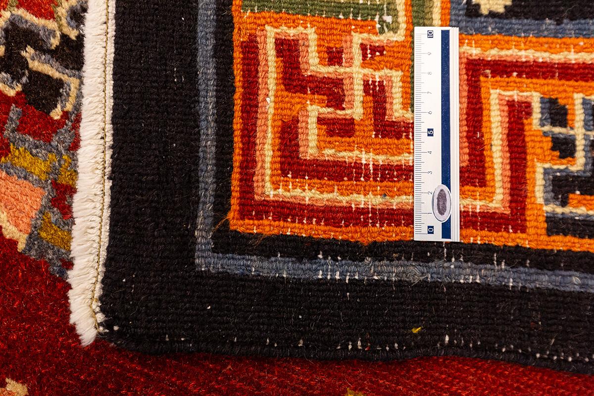 Tapis tibétain Champ rouge Symbolisme spirituel en vente 1