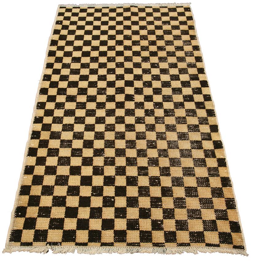 An unusual Tibetan checkered rug
The open field with light beige and charcoal-black checkered motif. Seldom found design on the market. This rug has slight localised wear down to knot collar otherwise good pile. Ends and selvages secured. In general