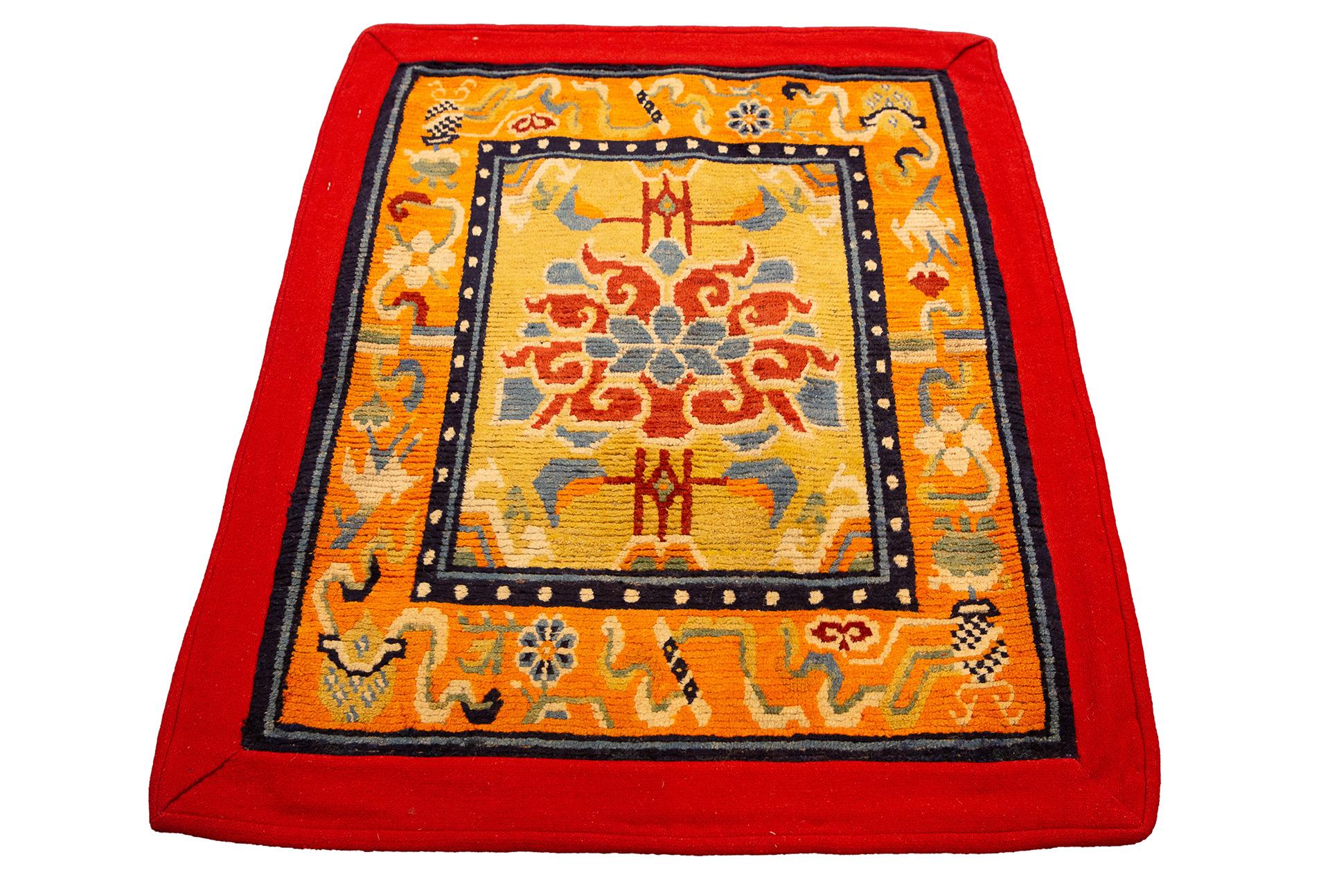 Cet exquis tapis tibétain, mesurant 68 x 83 cm, est un bel exemple de l'artisanat tibétain traditionnel. Ses couleurs vives et ses motifs complexes en font une pièce polyvalente, parfaite pour ajouter une touche d'élégance culturelle à n'importe
