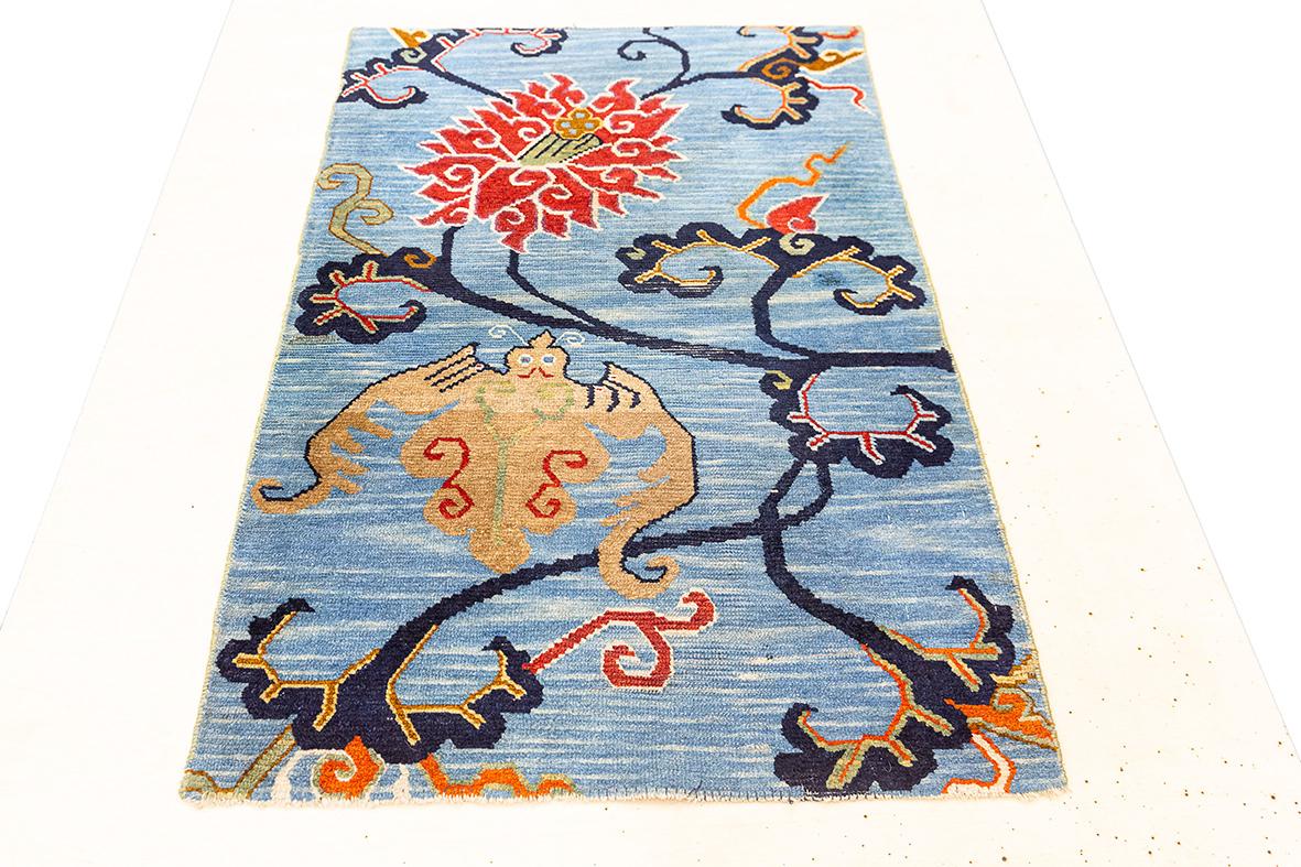 Tibetischer Teppich in Weichblau mit mythischem Motiv (Skandinavische Moderne) im Angebot