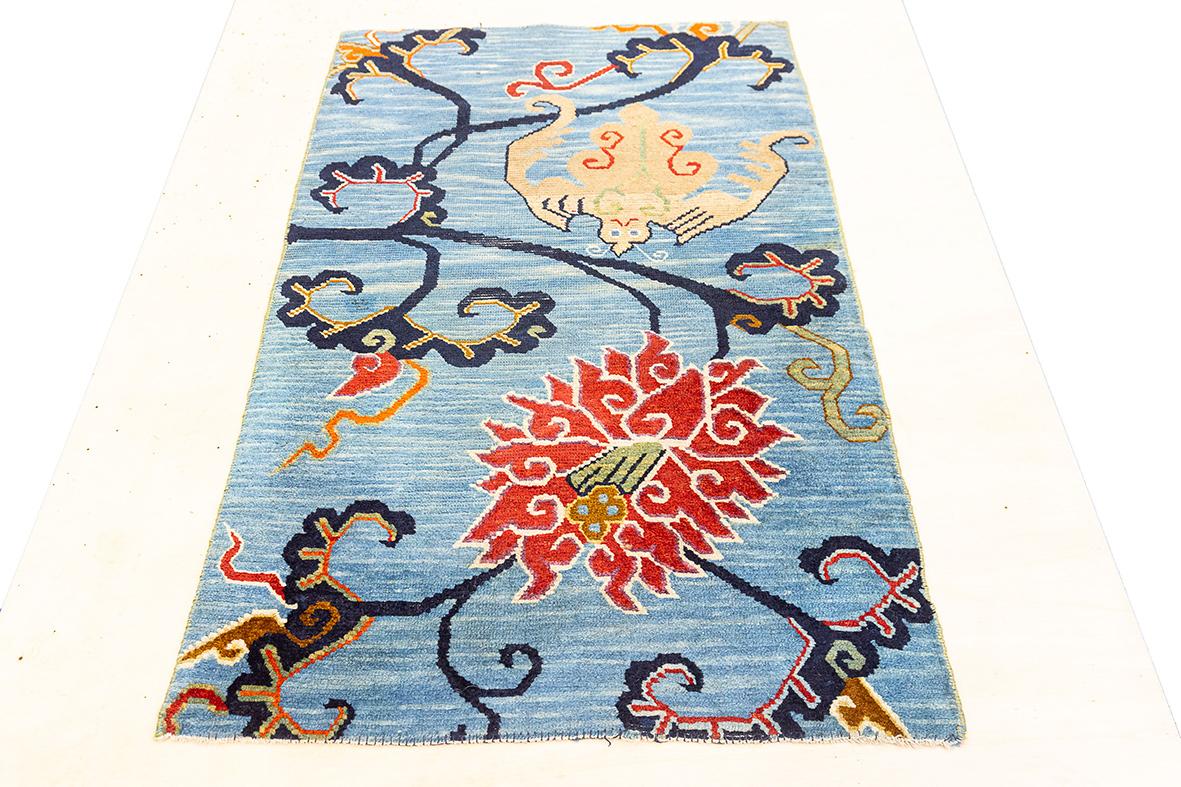 Tibetischer Teppich in Weichblau mit mythischem Motiv (Handgeknüpft) im Angebot
