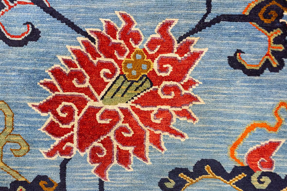 Tibetischer Teppich in Weichblau mit mythischem Motiv im Zustand „Gut“ im Angebot in Ferrara, IT