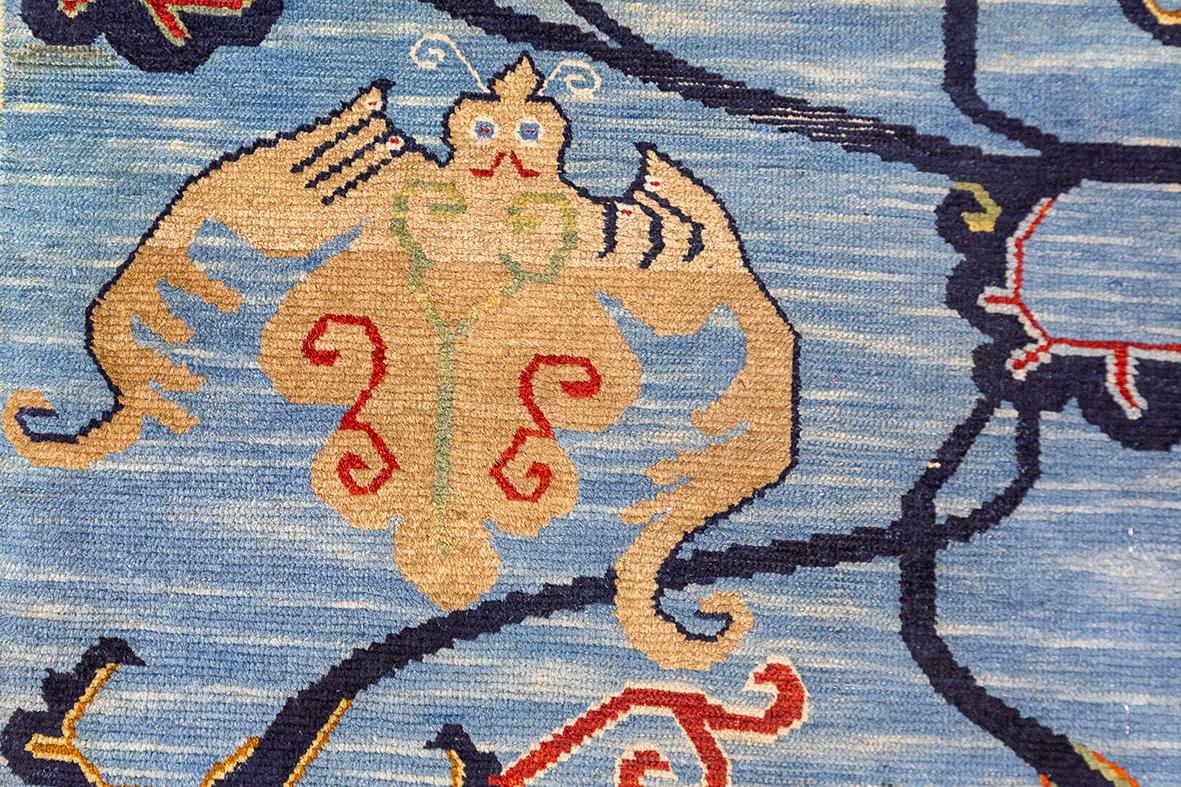 Tibetischer Teppich in Weichblau mit mythischem Motiv (20. Jahrhundert) im Angebot