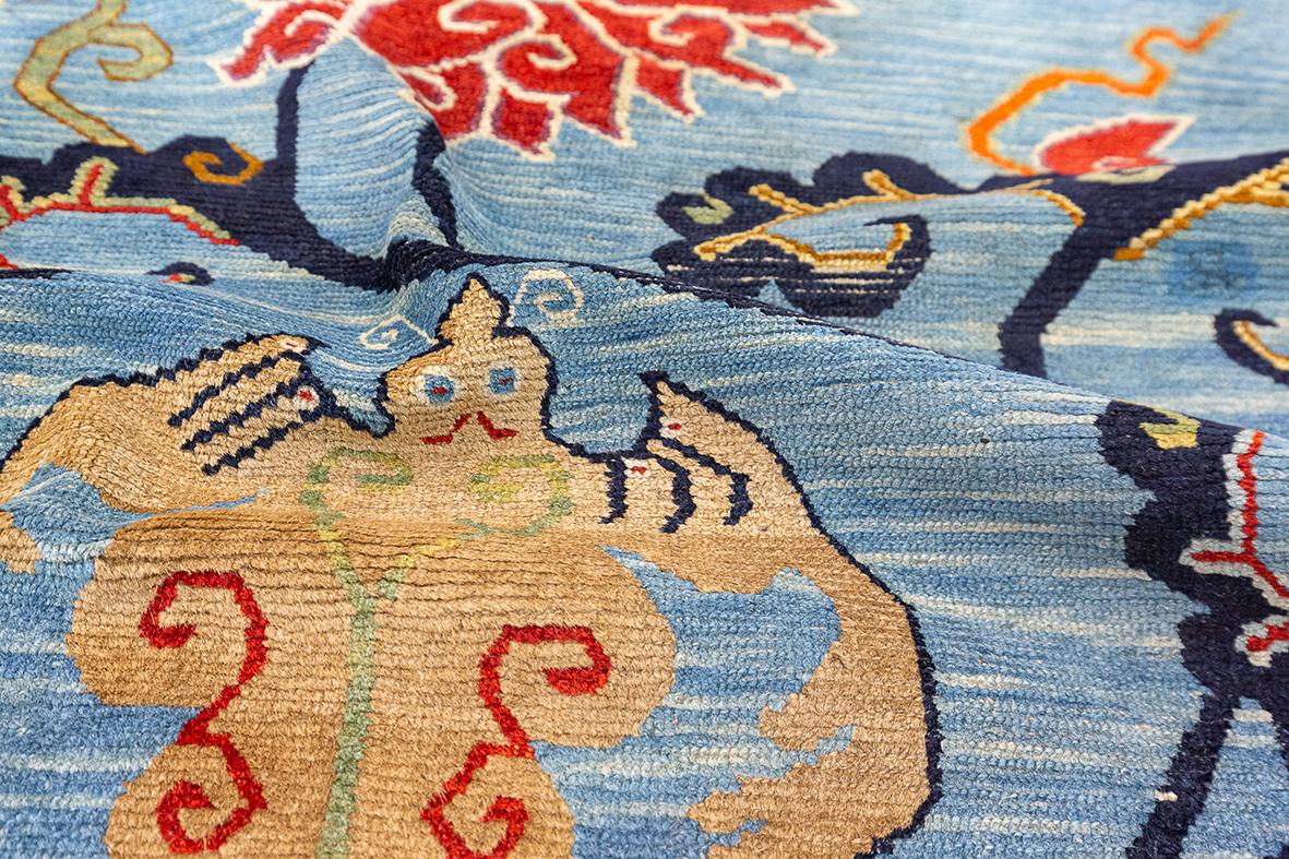 Tibetischer Teppich in Weichblau mit mythischem Motiv (Wolle) im Angebot