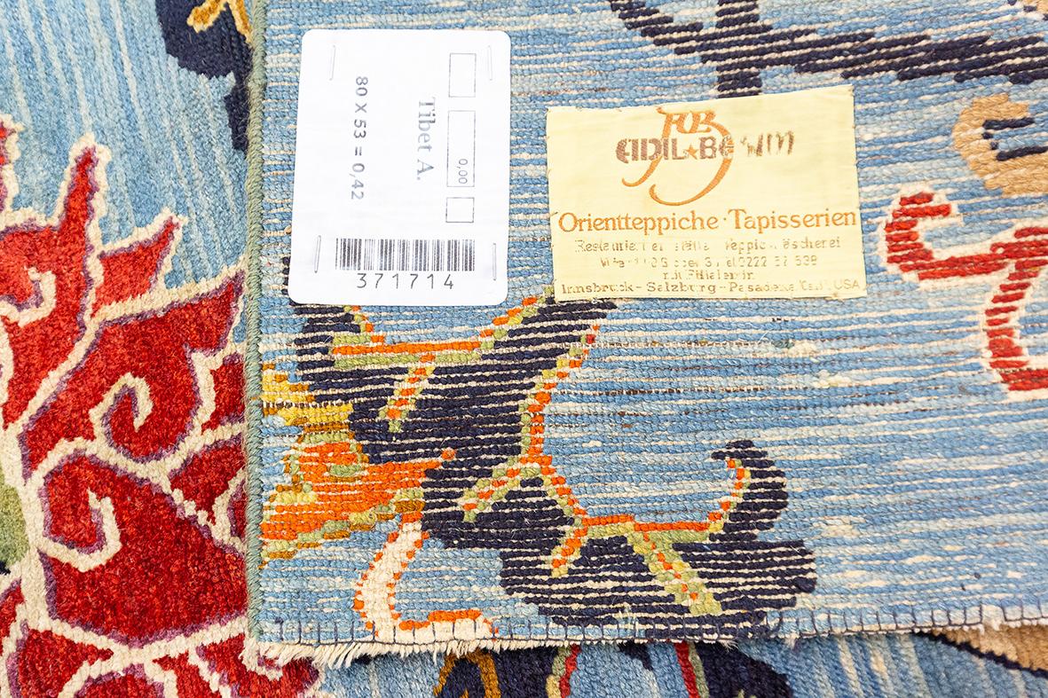 Tibetischer Teppich in Weichblau mit mythischem Motiv im Angebot 1