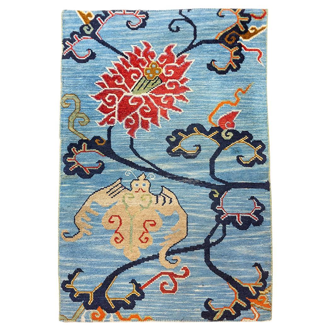Tibetischer Teppich in Weichblau mit mythischem Motiv im Angebot